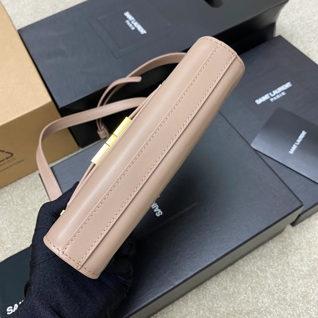 💰1520 Nude Pink Pattern/Gold 🌈The latest 2023 mini extended shoulder strap clamshell Manhattan stick bag, which has changed the previous classic logo; replaced by a low-key and simple design style, with a retro flavor; a combination of business + leisure; in summary, it is versatile! It can be carried by hand, shouldered or cross-body! The shoulder straps can be adjusted; one bag can be used for multiple purposes; both good looks and strength coexist; the crocodile pattern gives a more high-end feel; it is full of aura when worn on the back! 20230760 Model: 727766 [original leather] Size: 19x14x4cm