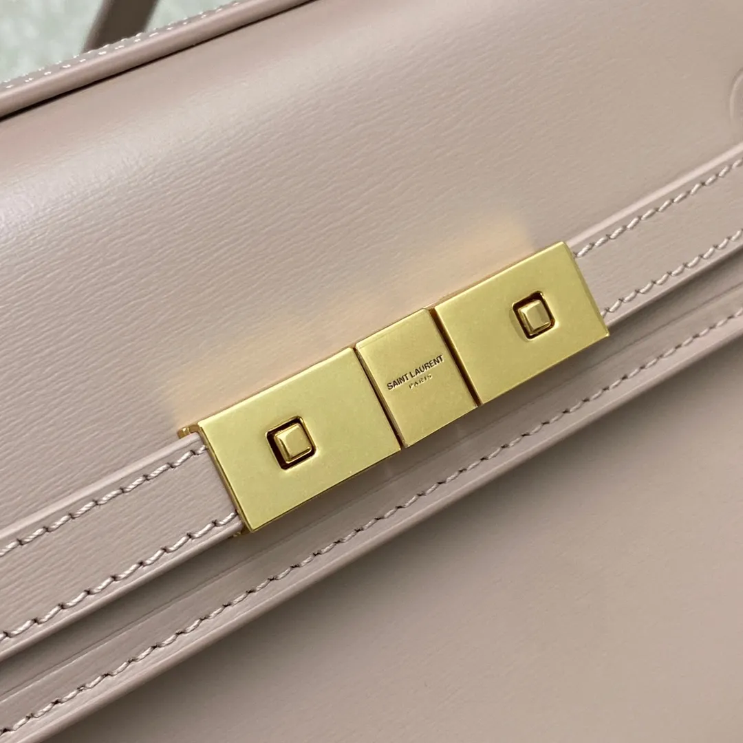 💰1520 Nude Pink Pattern/Gold 🌈The latest 2023 mini extended shoulder strap clamshell Manhattan stick bag, which has changed the previous classic logo; replaced by a low-key and simple design style, with a retro flavor; a combination of business + leisure; in summary, it is versatile! It can be carried by hand, shouldered or cross-body! The shoulder straps can be adjusted; one bag can be used for multiple purposes; both good looks and strength coexist; the crocodile pattern gives a more high-end feel; it is full of aura when worn on the back! 20230760 Model: 727766 [original leather] Size: 19x14x4cm