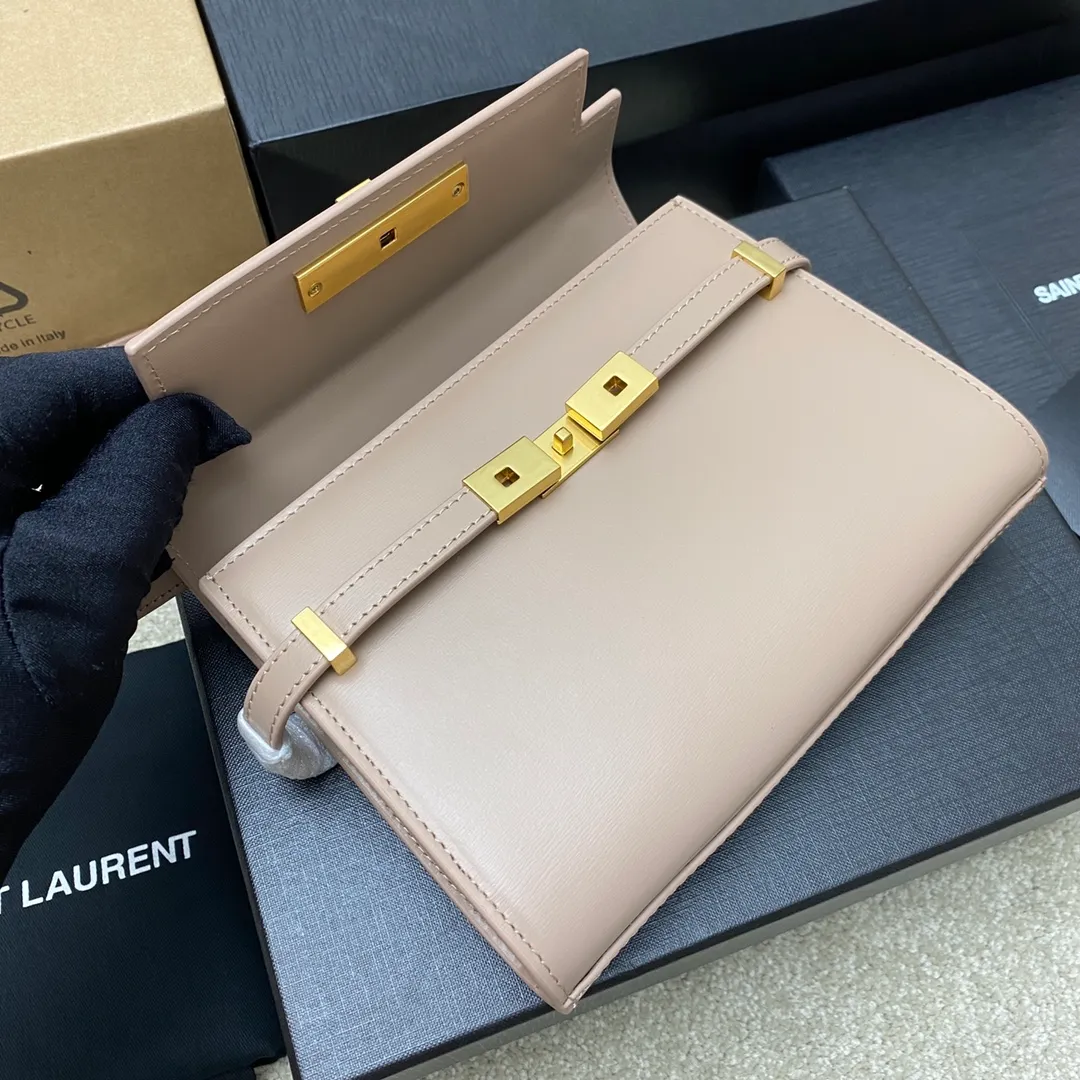 💰1520 Nude Pink Pattern/Gold 🌈The latest 2023 mini extended shoulder strap clamshell Manhattan stick bag, which has changed the previous classic logo; replaced by a low-key and simple design style, with a retro flavor; a combination of business + leisure; in summary, it is versatile! It can be carried by hand, shouldered or cross-body! The shoulder straps can be adjusted; one bag can be used for multiple purposes; both good looks and strength coexist; the crocodile pattern gives a more high-end feel; it is full of aura when worn on the back! 20230760 Model: 727766 [original leather] Size: 19x14x4cm