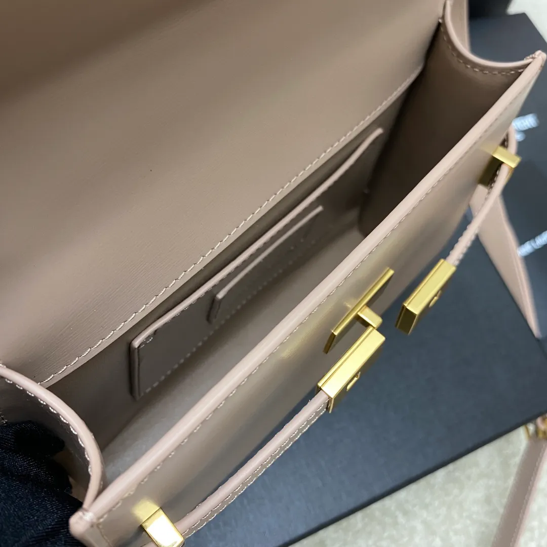 💰1520 Nude Pink Pattern/Gold 🌈The latest 2023 mini extended shoulder strap clamshell Manhattan stick bag, which has changed the previous classic logo; replaced by a low-key and simple design style, with a retro flavor; a combination of business + leisure; in summary, it is versatile! It can be carried by hand, shouldered or cross-body! The shoulder straps can be adjusted; one bag can be used for multiple purposes; both good looks and strength coexist; the crocodile pattern gives a more high-end feel; it is full of aura when worn on the back! 20230760 Model: 727766 [original leather] Size: 19x14x4cm