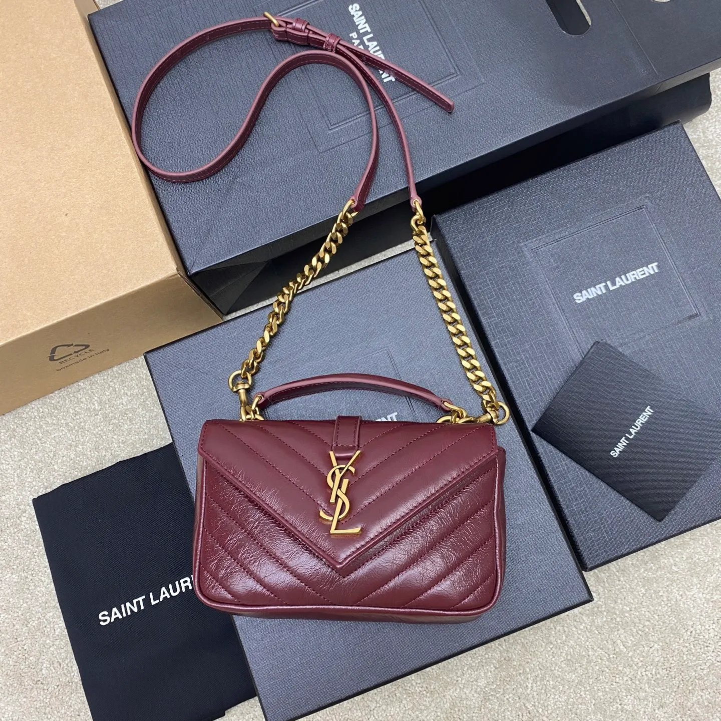 Date red waxed leather/antique gold 🌈New College glossy crackle mini messenger bag😘Multi-functional item equipped with top handle and detachable leather spliced ​​chain long shoulder strap, classic and more casual, with various concave shapes, recommended for everyone to have! The retro waxed leather is really super nice👍20230690 Style number: 779430 [original leather] Size: 20x13x3cm