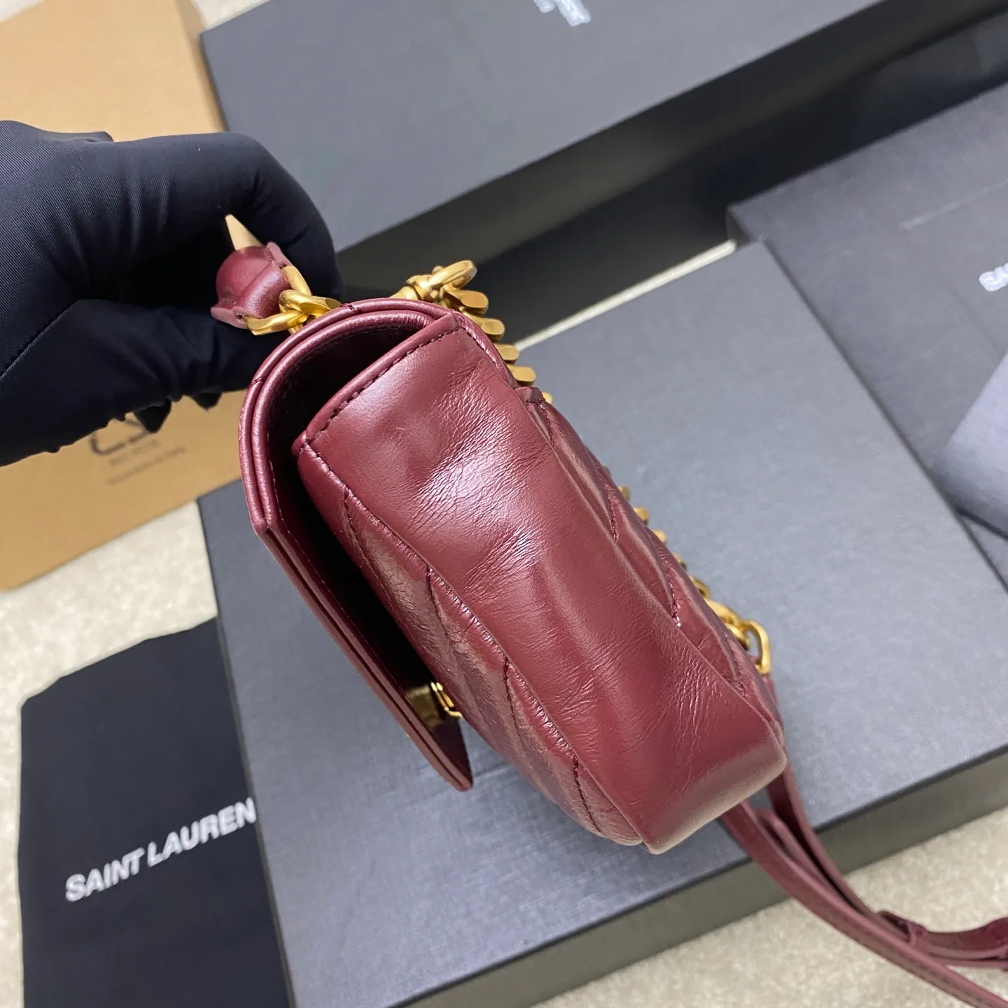 Date red waxed leather/antique gold 🌈New College glossy crackle mini messenger bag😘Multi-functional item equipped with top handle and detachable leather spliced ​​chain long shoulder strap, classic and more casual, with various concave shapes, recommended for everyone to have! The retro waxed leather is really super nice👍20230690 Style number: 779430 [original leather] Size: 20x13x3cm