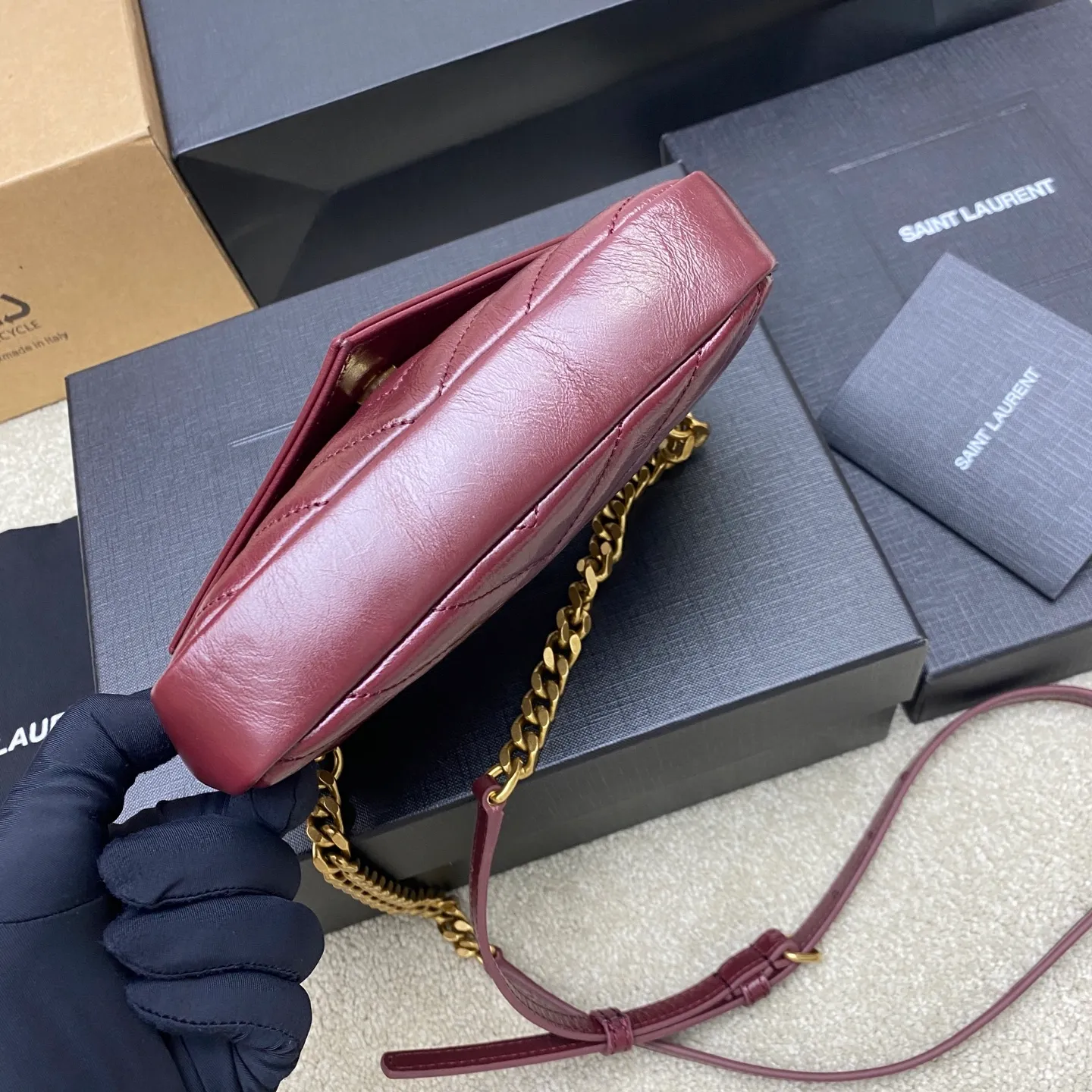 Date red waxed leather/antique gold 🌈New College glossy crackle mini messenger bag😘Multi-functional item equipped with top handle and detachable leather spliced ​​chain long shoulder strap, classic and more casual, with various concave shapes, recommended for everyone to have! The retro waxed leather is really super nice👍20230690 Style number: 779430 [original leather] Size: 20x13x3cm