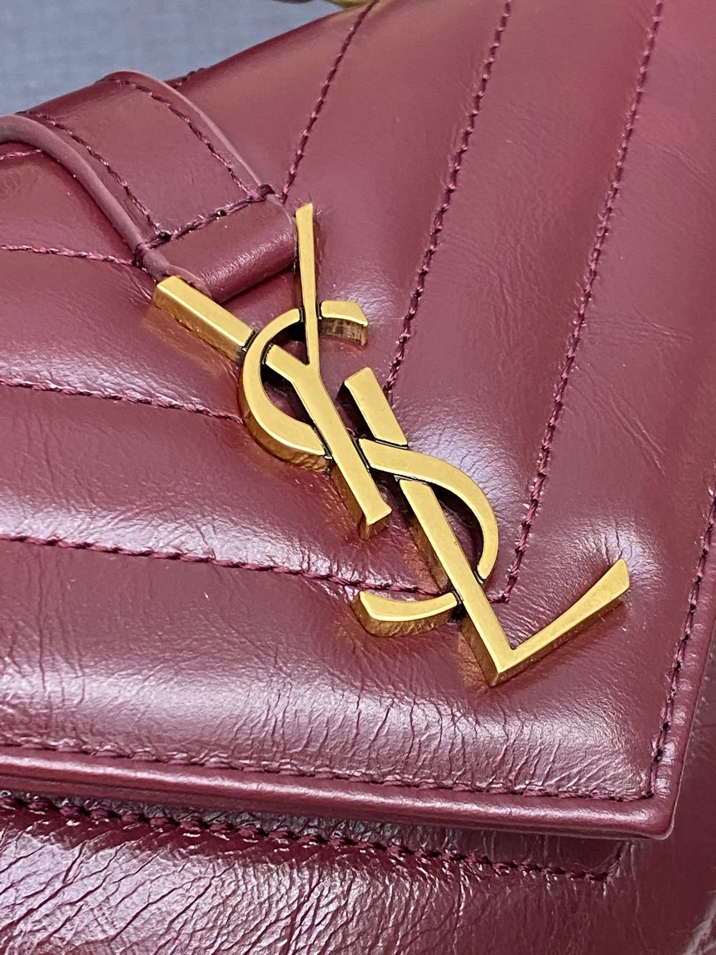 Date red waxed leather/antique gold 🌈New College glossy crackle mini messenger bag😘Multi-functional item equipped with top handle and detachable leather spliced ​​chain long shoulder strap, classic and more casual, with various concave shapes, recommended for everyone to have! The retro waxed leather is really super nice👍20230690 Style number: 779430 [original leather] Size: 20x13x3cm