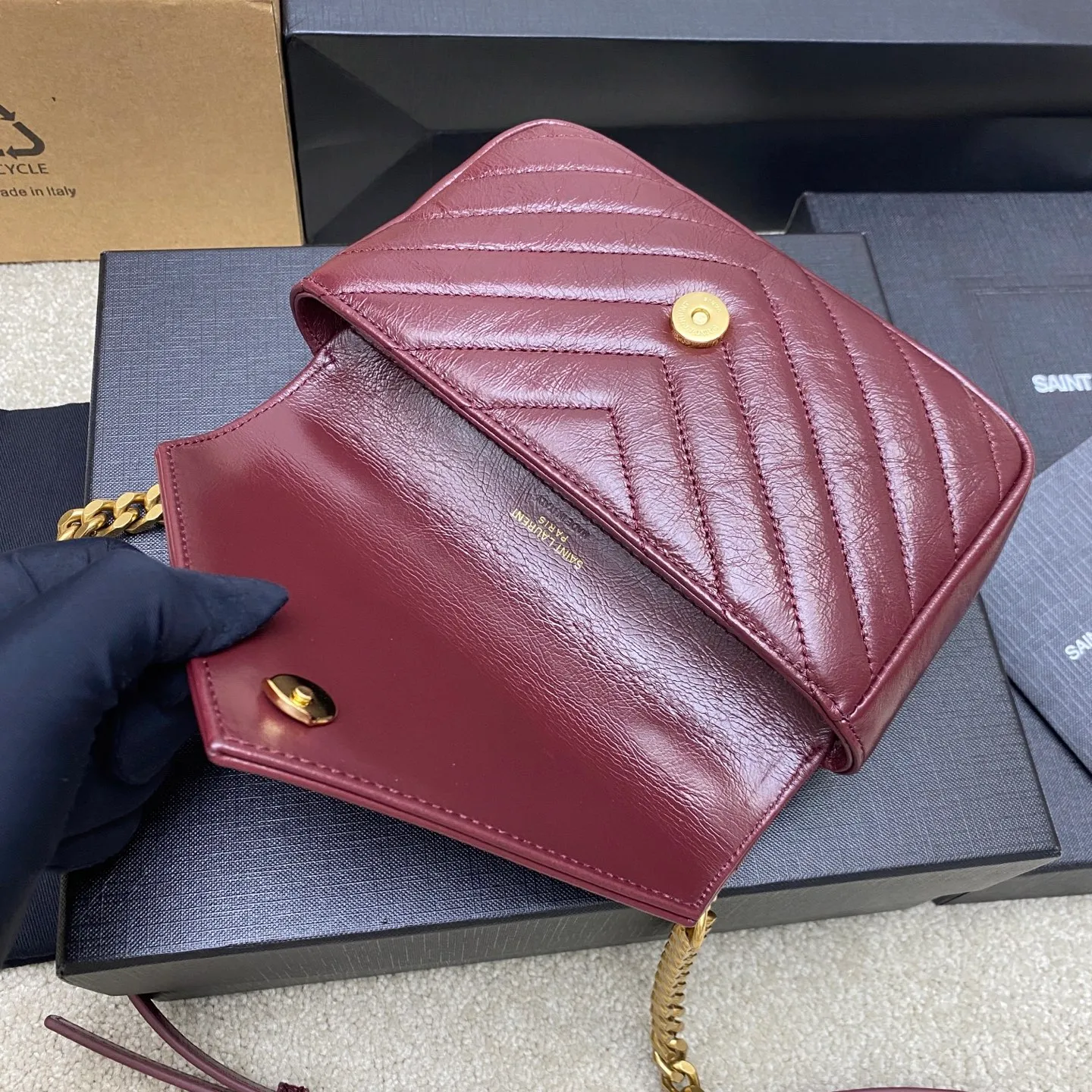 Date red waxed leather/antique gold 🌈New College glossy crackle mini messenger bag😘Multi-functional item equipped with top handle and detachable leather spliced ​​chain long shoulder strap, classic and more casual, with various concave shapes, recommended for everyone to have! The retro waxed leather is really super nice👍20230690 Style number: 779430 [original leather] Size: 20x13x3cm