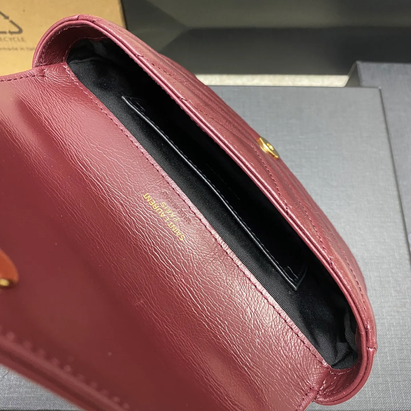Date red waxed leather/antique gold 🌈New College glossy crackle mini messenger bag😘Multi-functional item equipped with top handle and detachable leather spliced ​​chain long shoulder strap, classic and more casual, with various concave shapes, recommended for everyone to have! The retro waxed leather is really super nice👍20230690 Style number: 779430 [original leather] Size: 20x13x3cm