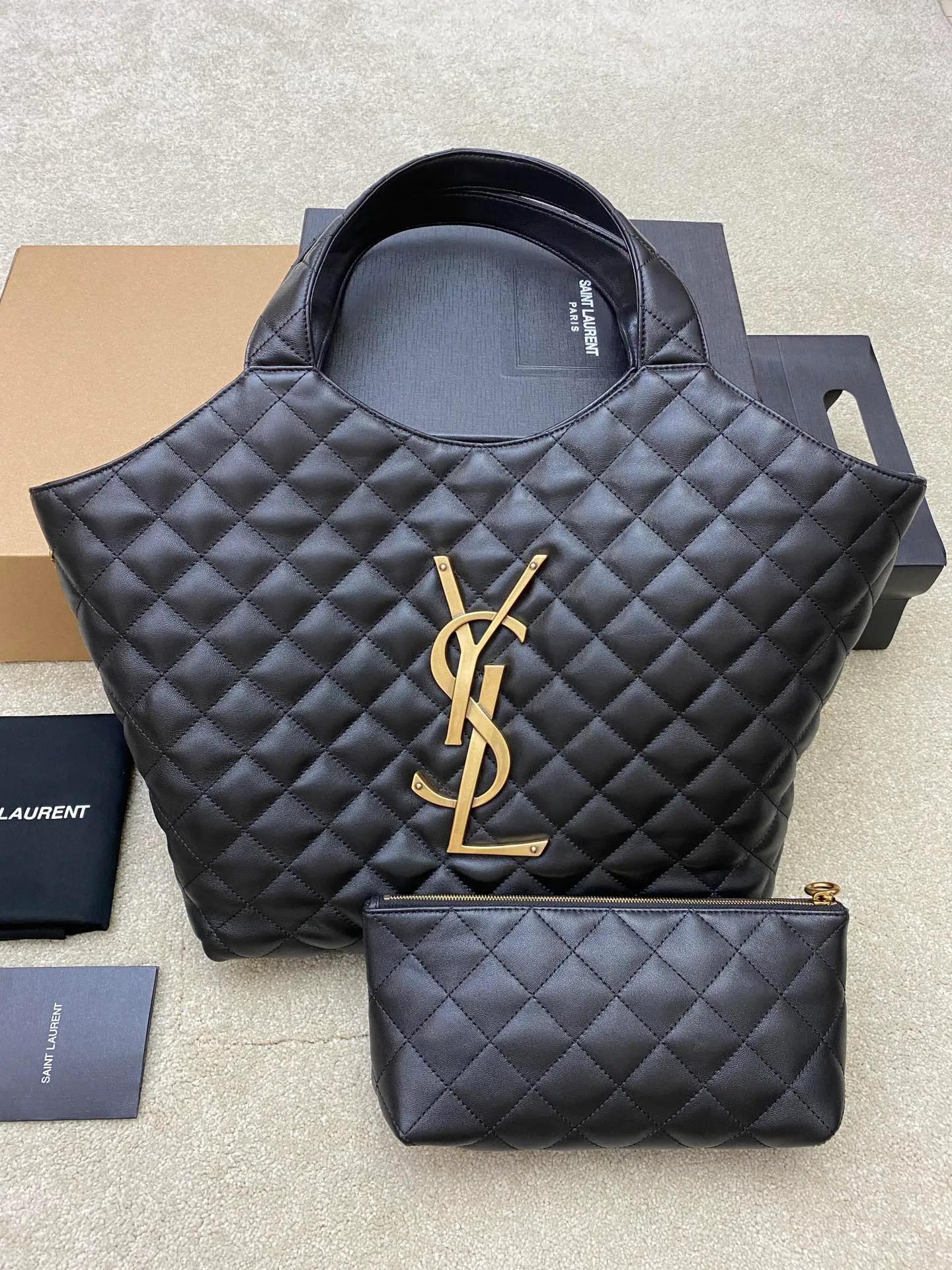 Black Sheepskin/Gold [Small Black] 🌈22 New ICARE Tote Bag Shopping Bag🔥The ICARE Tote Bag that is popular all over the Internet, "Free and hot, comfortable and comfortable, elegance is you, and casualness is also you"——Saint Laurent 22 spring and summer new tote bag, retro diamond lattice and precision detail craftsmanship, ICARE has also achieved true refinement in the details! As the latest style, ICARE can definitely show different effects in the bag regardless of the appearance, material and practicality. It can be used by both men and women. The oversized logo design, the letter surface is shaped, has a sculptural sense and artistic style, it is very eye-catching, so cool, so cool. It surprised me! 202201100 Model: 698652 [original leather] Size: Top 52x Bottom 34x Height 36x Width 8cm ⚠️This size does not come with packaging