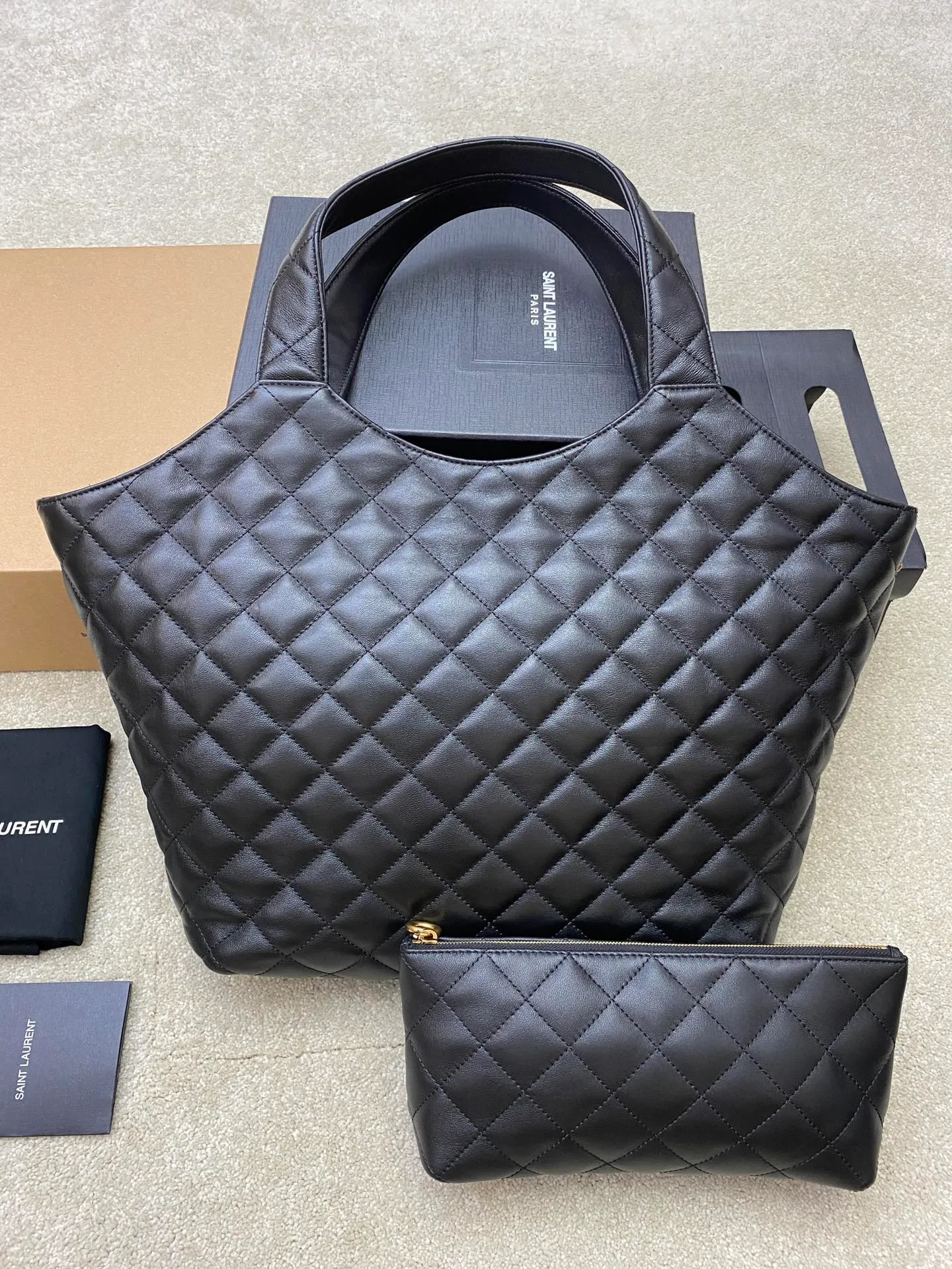 Black Sheepskin/Gold [Small Black] 🌈22 New ICARE Tote Bag Shopping Bag🔥The ICARE Tote Bag that is popular all over the Internet, "Free and hot, comfortable and comfortable, elegance is you, and casualness is also you"——Saint Laurent 22 spring and summer new tote bag, retro diamond lattice and precision detail craftsmanship, ICARE has also achieved true refinement in the details! As the latest style, ICARE can definitely show different effects in the bag regardless of the appearance, material and practicality. It can be used by both men and women. The oversized logo design, the letter surface is shaped, has a sculptural sense and artistic style, it is very eye-catching, so cool, so cool. It surprised me! 202201100 Model: 698652 [original leather] Size: Top 52x Bottom 34x Height 36x Width 8cm ⚠️This size does not come with packaging