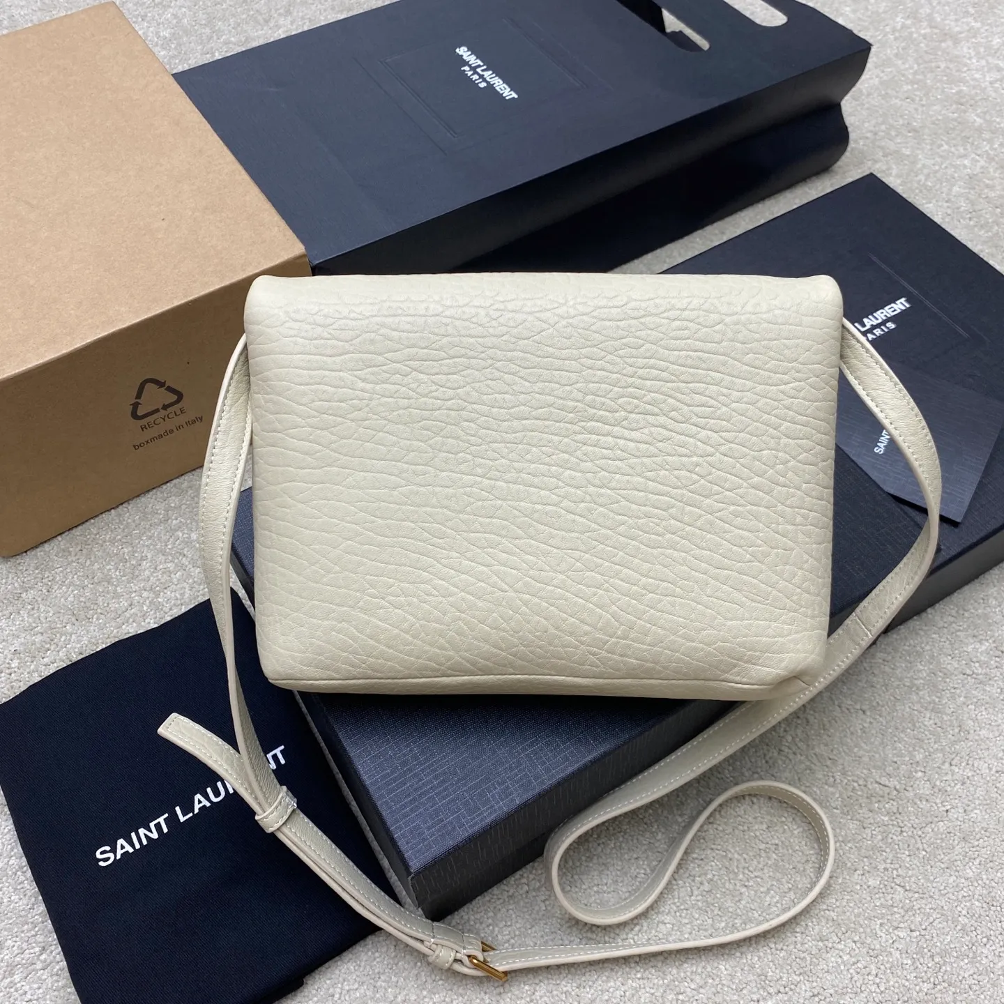 Elephant pattern white/antique silver 🌈New CASSANDRA envelope messenger bag_New envelope messenger bag has a smart personality, can be carried on the shoulder or in the hand, the effect is exquisite and cool, ultra-light weight, nice capacity😘Sheepskin material is soft, delicate and high-end, super durable, perfect for autumn and winter, can be worn with coats/sweaters/suits in various styles! It’s full of minimalist style, and the upper body is high-end and cool😎20250690 Style number: 801490 [original leather] Size: 23×16.5×6cm