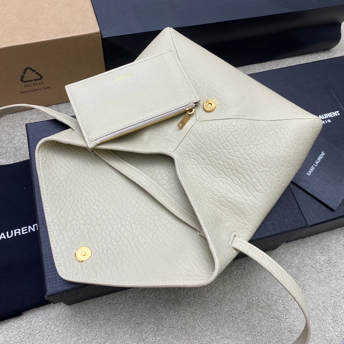 Elephant pattern white/antique silver 🌈New CASSANDRA envelope messenger bag_New envelope messenger bag has a smart personality, can be carried on the shoulder or in the hand, the effect is exquisite and cool, ultra-light weight, nice capacity😘Sheepskin material is soft, delicate and high-end, super durable, perfect for autumn and winter, can be worn with coats/sweaters/suits in various styles! It’s full of minimalist style, and the upper body is high-end and cool😎20250690 Style number: 801490 [original leather] Size: 23×16.5×6cm