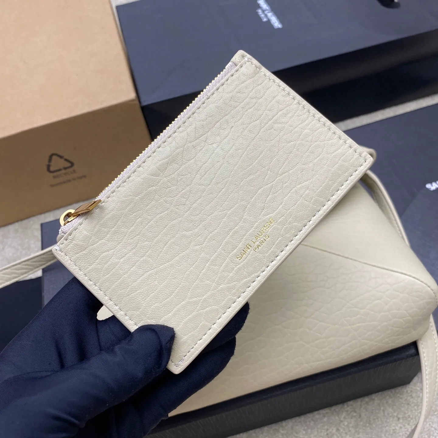 Elephant pattern white/antique silver 🌈New CASSANDRA envelope messenger bag_New envelope messenger bag has a smart personality, can be carried on the shoulder or in the hand, the effect is exquisite and cool, ultra-light weight, nice capacity😘Sheepskin material is soft, delicate and high-end, super durable, perfect for autumn and winter, can be worn with coats/sweaters/suits in various styles! It’s full of minimalist style, and the upper body is high-end and cool😎20250690 Style number: 801490 [original leather] Size: 23×16.5×6cm