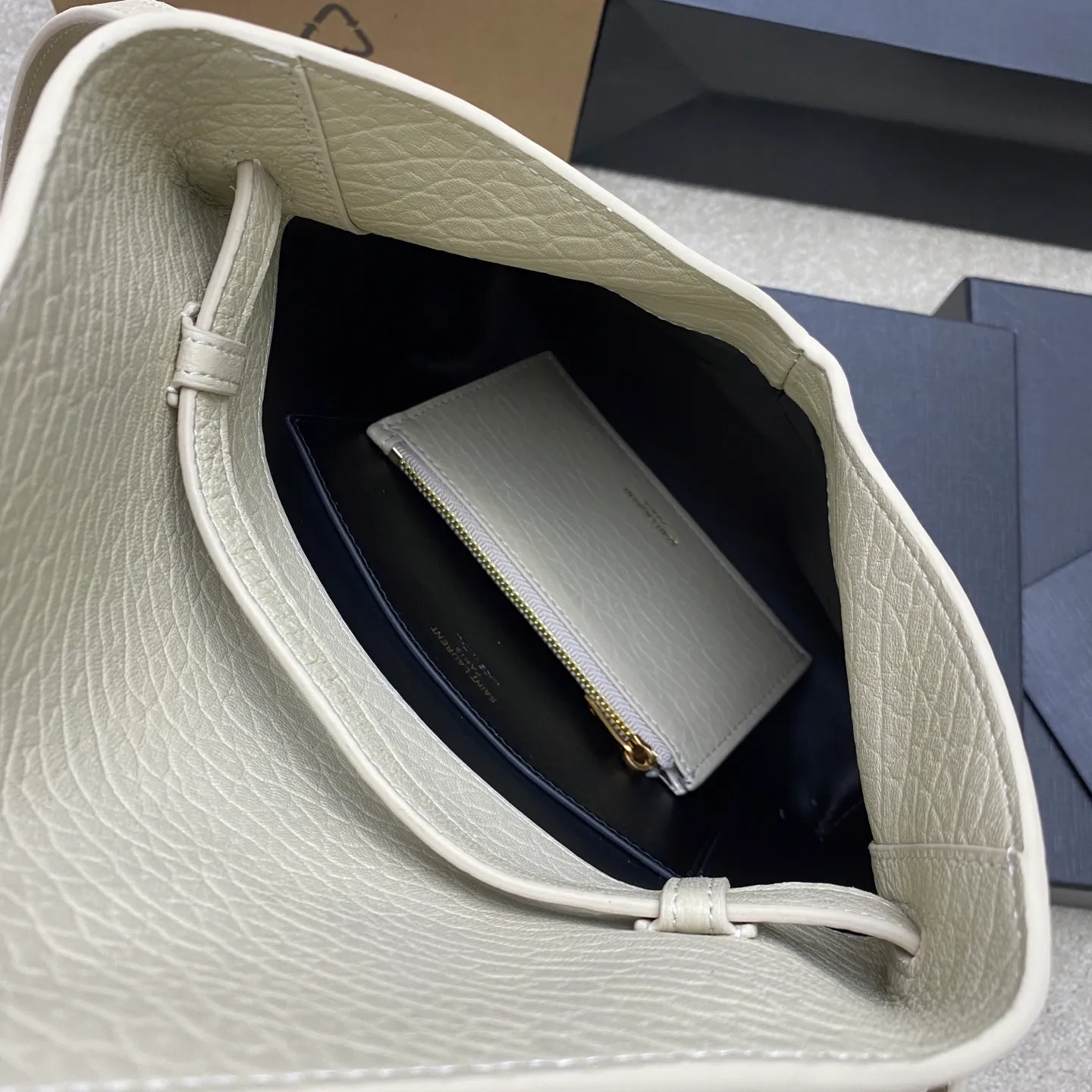 Elephant pattern white/antique silver 🌈New CASSANDRA envelope messenger bag_New envelope messenger bag has a smart personality, can be carried on the shoulder or in the hand, the effect is exquisite and cool, ultra-light weight, nice capacity😘Sheepskin material is soft, delicate and high-end, super durable, perfect for autumn and winter, can be worn with coats/sweaters/suits in various styles! It’s full of minimalist style, and the upper body is high-end and cool😎20250690 Style number: 801490 [original leather] Size: 23×16.5×6cm