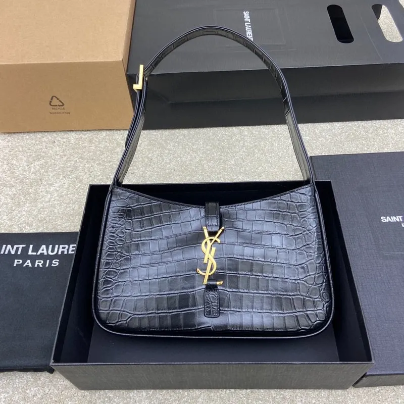 Black crocodile pattern/gold buckle 🌈2021 spring and summer new armpit bag hobo bag! One of this year’s treasure bags👍Minimalist shape + metal logo buckle opening and closing design Adjustable shoulder straps Simple, beautiful and high-end feeling The bag is light and easy to match The wife is so beautiful l The bag has sufficient capacity💋20210680 Model: 657228 [Original leather] Size: 24.5*14*6cm