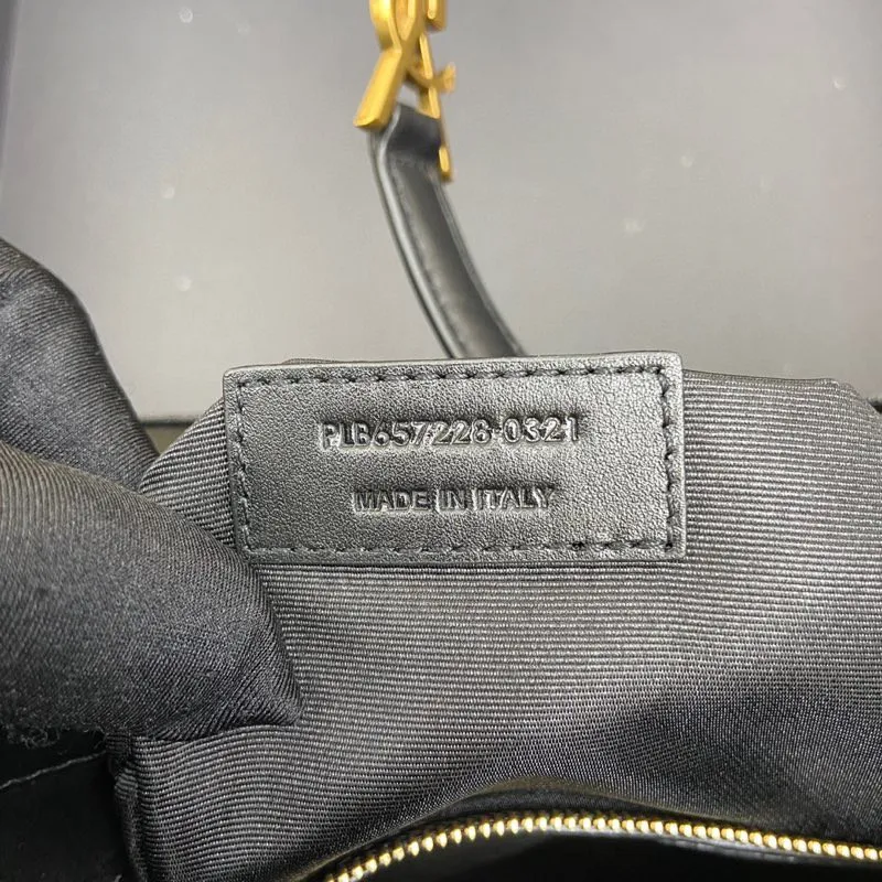 Black crocodile pattern/gold buckle 🌈2021 spring and summer new armpit bag hobo bag! One of this year’s treasure bags👍Minimalist shape + metal logo buckle opening and closing design Adjustable shoulder straps Simple, beautiful and high-end feeling The bag is light and easy to match The wife is so beautiful l The bag has sufficient capacity💋20210680 Model: 657228 [Original leather] Size: 24.5*14*6cm