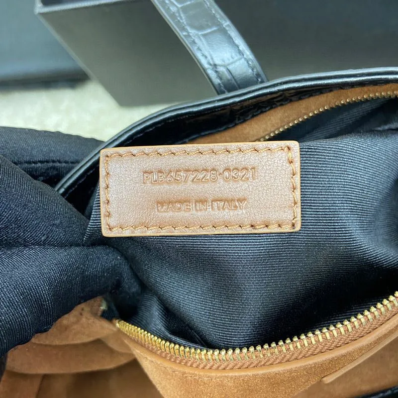Black crocodile pattern/gold buckle 🌈2021 spring and summer new armpit bag hobo bag! One of this year’s treasure bags👍Minimalist shape + metal logo buckle opening and closing design Adjustable shoulder straps Simple, beautiful and high-end feeling The bag is light and easy to match The wife is so beautiful l The bag has sufficient capacity💋20210680 Model: 657228 [Original leather] Size: 24.5*14*6cm