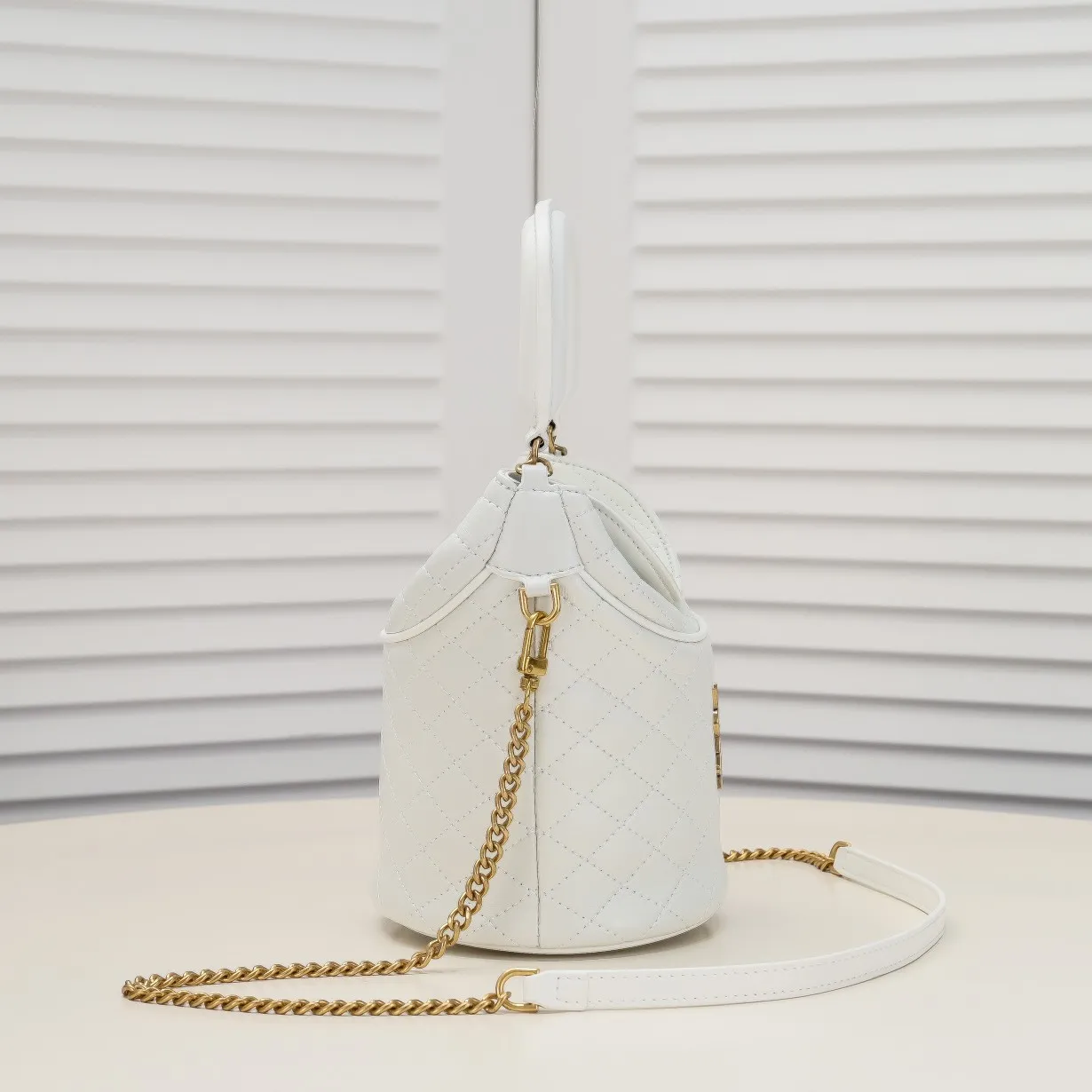 💰440￥108 Yves Saint Laurent GABY MINI BUCKET gaby series newly launched fortune bucket bag, I really love it 😻 Super special bucket bag design, round and straight shape, decorated with a small flap opening and closing on the top, for higher privacy and security, top handle and detachable chain shoulder strap, you can carry it in more ways to adapt to different occasions! The highlight is the quilting process to outline the prismatic pattern, with golden micro-marks, showing the retro celebrity temperament~~~ Confirmed: It is a charming little thing💋 Model: 8030 Size: 19x17x15cm