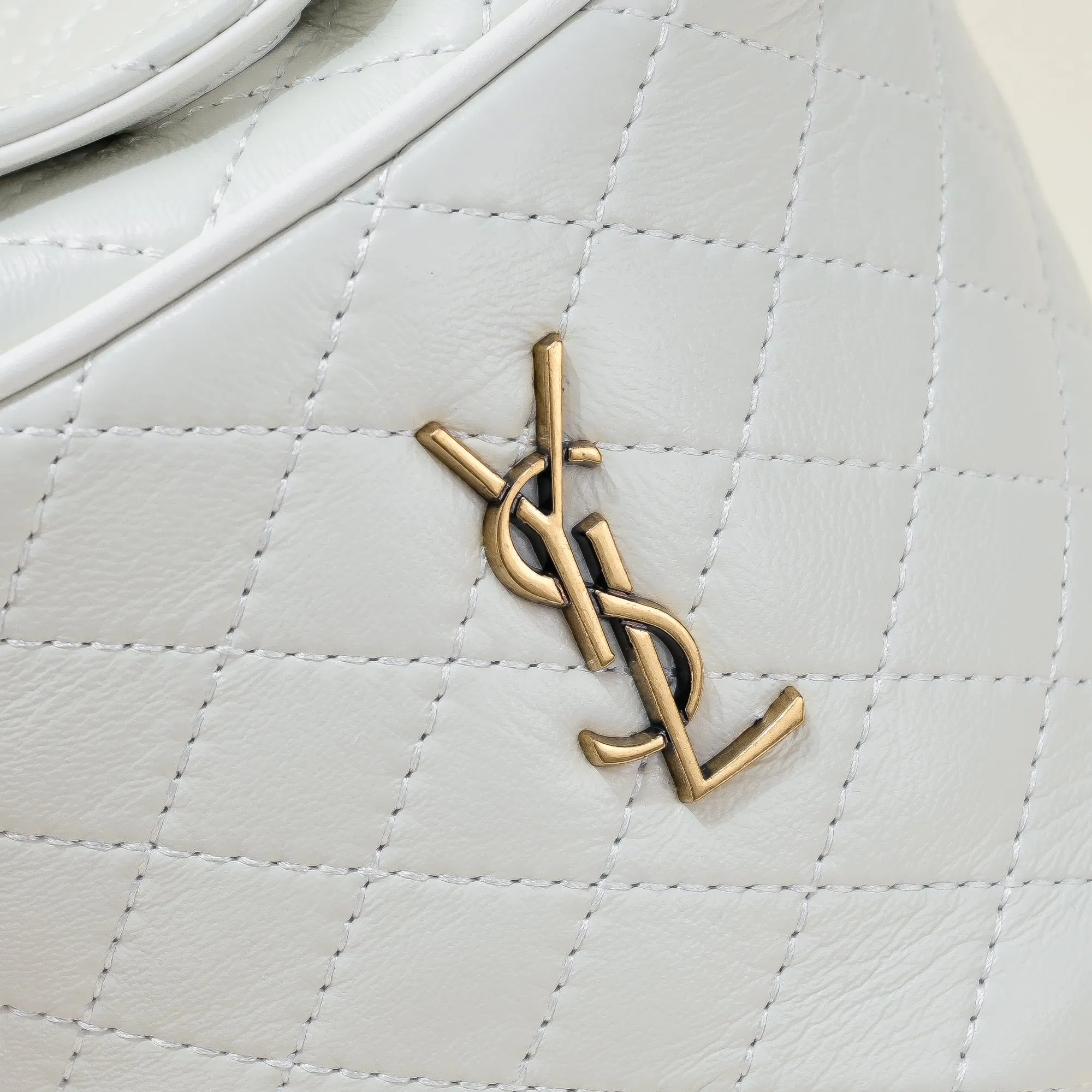 💰440￥108 Yves Saint Laurent GABY MINI BUCKET gaby series newly launched fortune bucket bag, I really love it 😻 Super special bucket bag design, round and straight shape, decorated with a small flap opening and closing on the top, for higher privacy and security, top handle and detachable chain shoulder strap, you can carry it in more ways to adapt to different occasions! The highlight is the quilting process to outline the prismatic pattern, with golden micro-marks, showing the retro celebrity temperament~~~ Confirmed: It is a charming little thing💋 Model: 8030 Size: 19x17x15cm