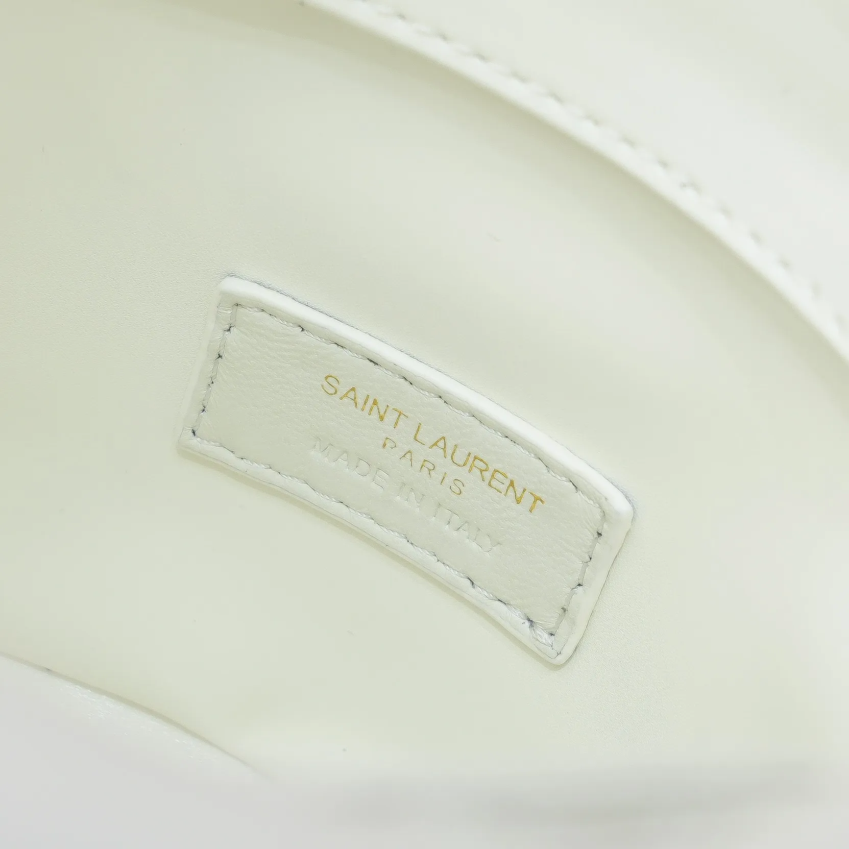 💰440￥108 Yves Saint Laurent GABY MINI BUCKET gaby series newly launched fortune bucket bag, I really love it 😻 Super special bucket bag design, round and straight shape, decorated with a small flap opening and closing on the top, for higher privacy and security, top handle and detachable chain shoulder strap, you can carry it in more ways to adapt to different occasions! The highlight is the quilting process to outline the prismatic pattern, with golden micro-marks, showing the retro celebrity temperament~~~ Confirmed: It is a charming little thing💋 Model: 8030 Size: 19x17x15cm