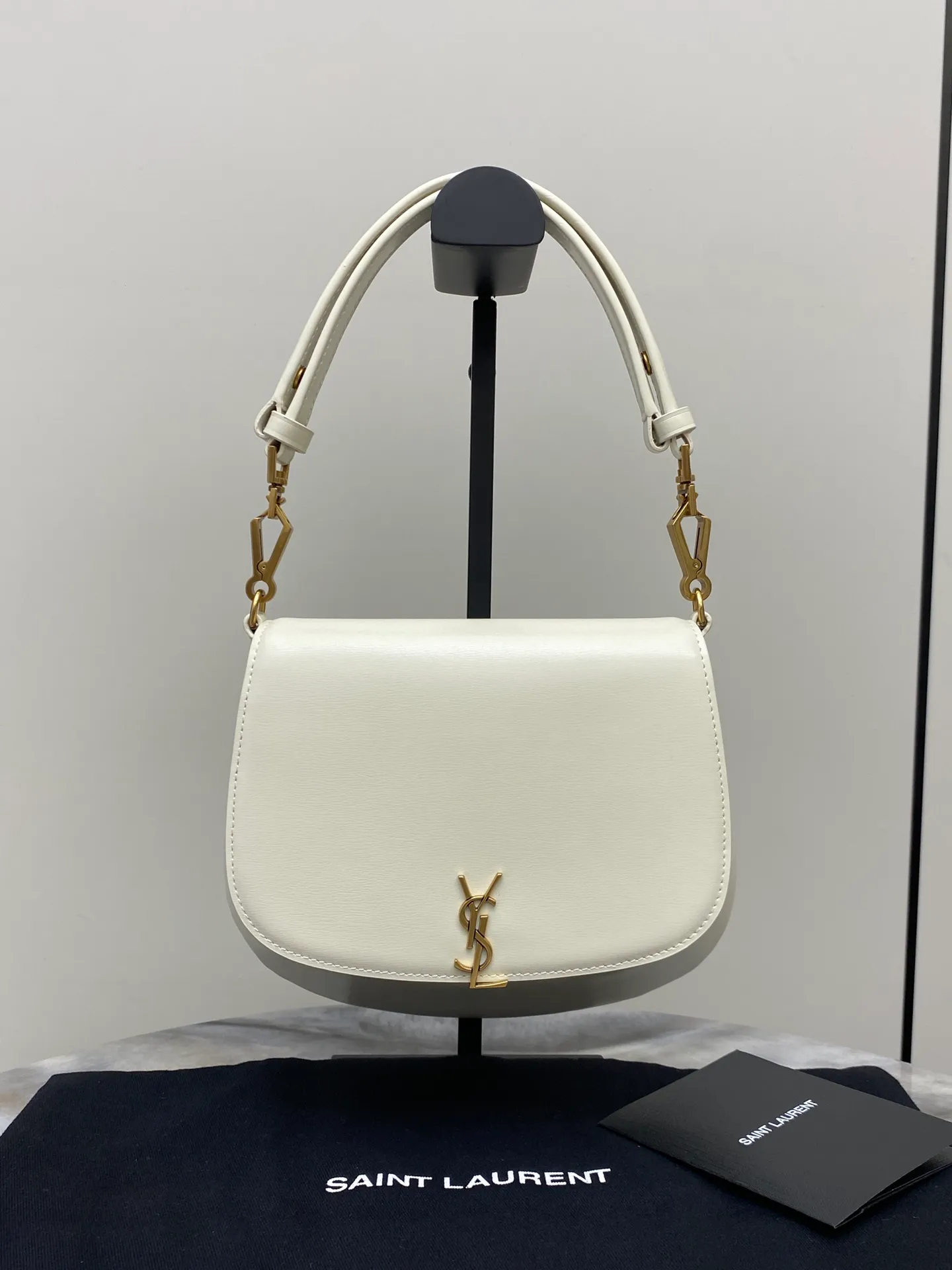 💰1500 white toothpick pattern/antique gold 🌈𝙑𝙊𝙇𝙏𝘼𝙄𝙍𝙀 𝘽𝙊𝙓 The new Voltaire armpit/saddle bag~is a bright new star in the fashion industry! This bag perfectly combines the fashion of an underarm bag with the unique shape of a saddle bag, presenting a unique charm. Its Cassandra hardware opening and closing design is unique, not only showing a luxurious texture, but also adding practicality. The calfskin material is delicate and soft, and feels great to the touch, showing its high quality! This modern style handbag has a flat pocket inside and an adjustable handle, making it suitable for hand or shoulder carry! The shoulder strap is adjustable, giving you a variety of different carrying methods. Whether it is carried on the shoulder, cross-body or hand-held, it can be easily controlled to meet your needs in various occasions👑20240750 Model: 800846 [original leather] Size: 17.5x21x8cm