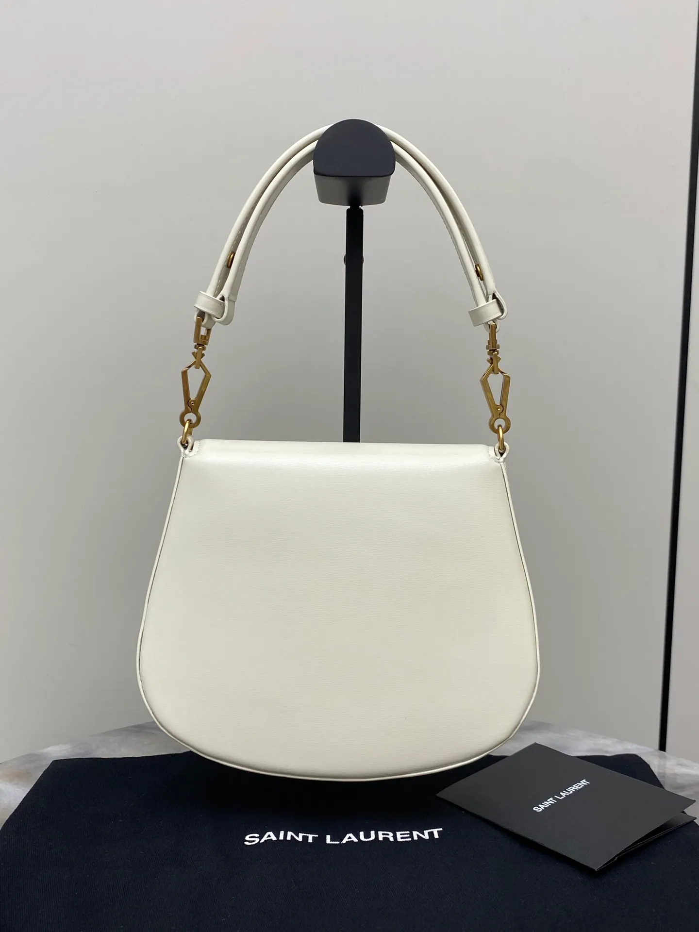 💰1500 white toothpick pattern/antique gold 🌈𝙑𝙊𝙇𝙏𝘼𝙄𝙍𝙀 𝘽𝙊𝙓 The new Voltaire armpit/saddle bag~is a bright new star in the fashion industry! This bag perfectly combines the fashion of an underarm bag with the unique shape of a saddle bag, presenting a unique charm. Its Cassandra hardware opening and closing design is unique, not only showing a luxurious texture, but also adding practicality. The calfskin material is delicate and soft, and feels great to the touch, showing its high quality! This modern style handbag has a flat pocket inside and an adjustable handle, making it suitable for hand or shoulder carry! The shoulder strap is adjustable, giving you a variety of different carrying methods. Whether it is carried on the shoulder, cross-body or hand-held, it can be easily controlled to meet your needs in various occasions👑20240750 Model: 800846 [original leather] Size: 17.5x21x8cm