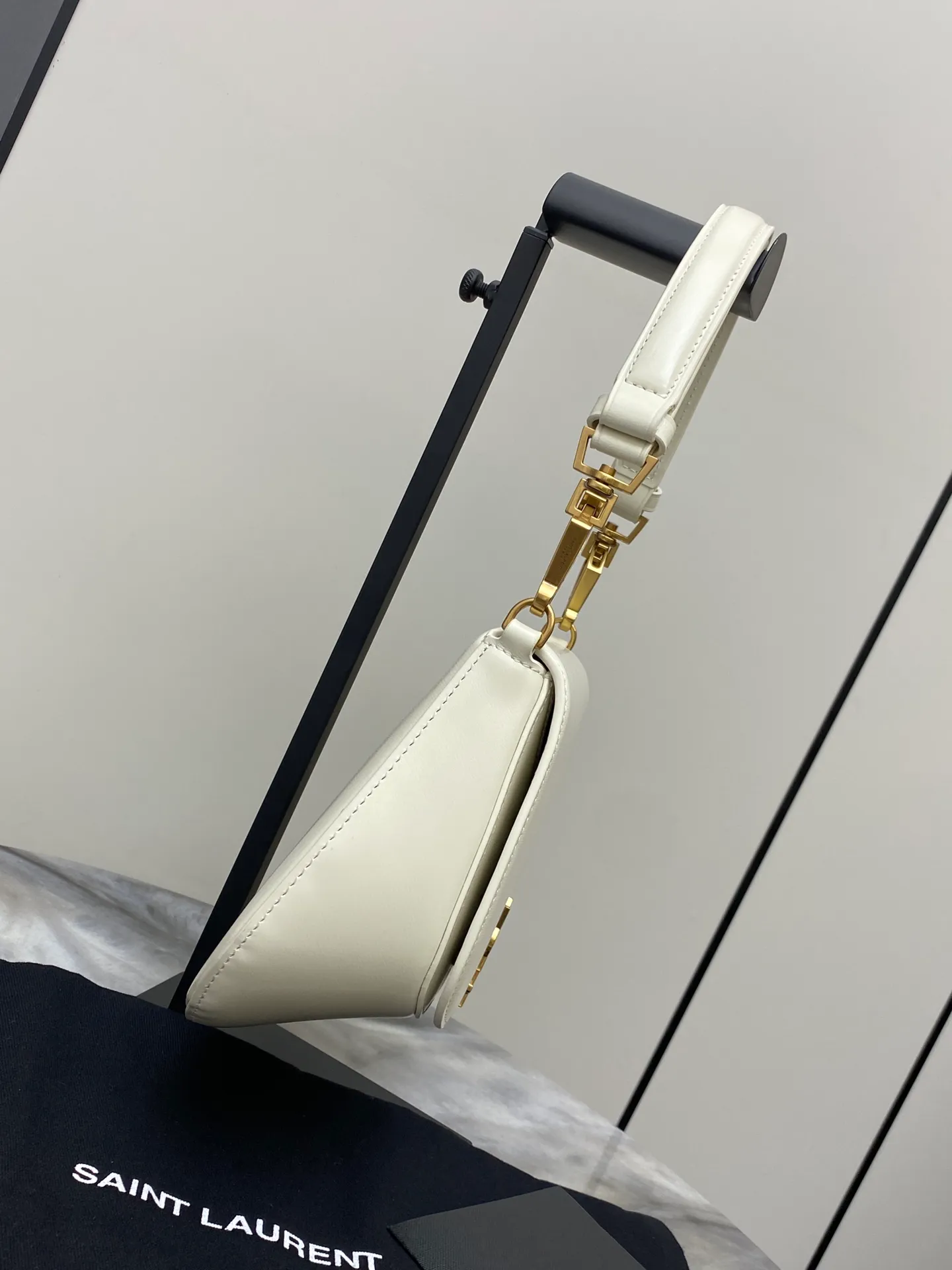 💰1500 white toothpick pattern/antique gold 🌈𝙑𝙊𝙇𝙏𝘼𝙄𝙍𝙀 𝘽𝙊𝙓 The new Voltaire armpit/saddle bag~is a bright new star in the fashion industry! This bag perfectly combines the fashion of an underarm bag with the unique shape of a saddle bag, presenting a unique charm. Its Cassandra hardware opening and closing design is unique, not only showing a luxurious texture, but also adding practicality. The calfskin material is delicate and soft, and feels great to the touch, showing its high quality! This modern style handbag has a flat pocket inside and an adjustable handle, making it suitable for hand or shoulder carry! The shoulder strap is adjustable, giving you a variety of different carrying methods. Whether it is carried on the shoulder, cross-body or hand-held, it can be easily controlled to meet your needs in various occasions👑20240750 Model: 800846 [original leather] Size: 17.5x21x8cm