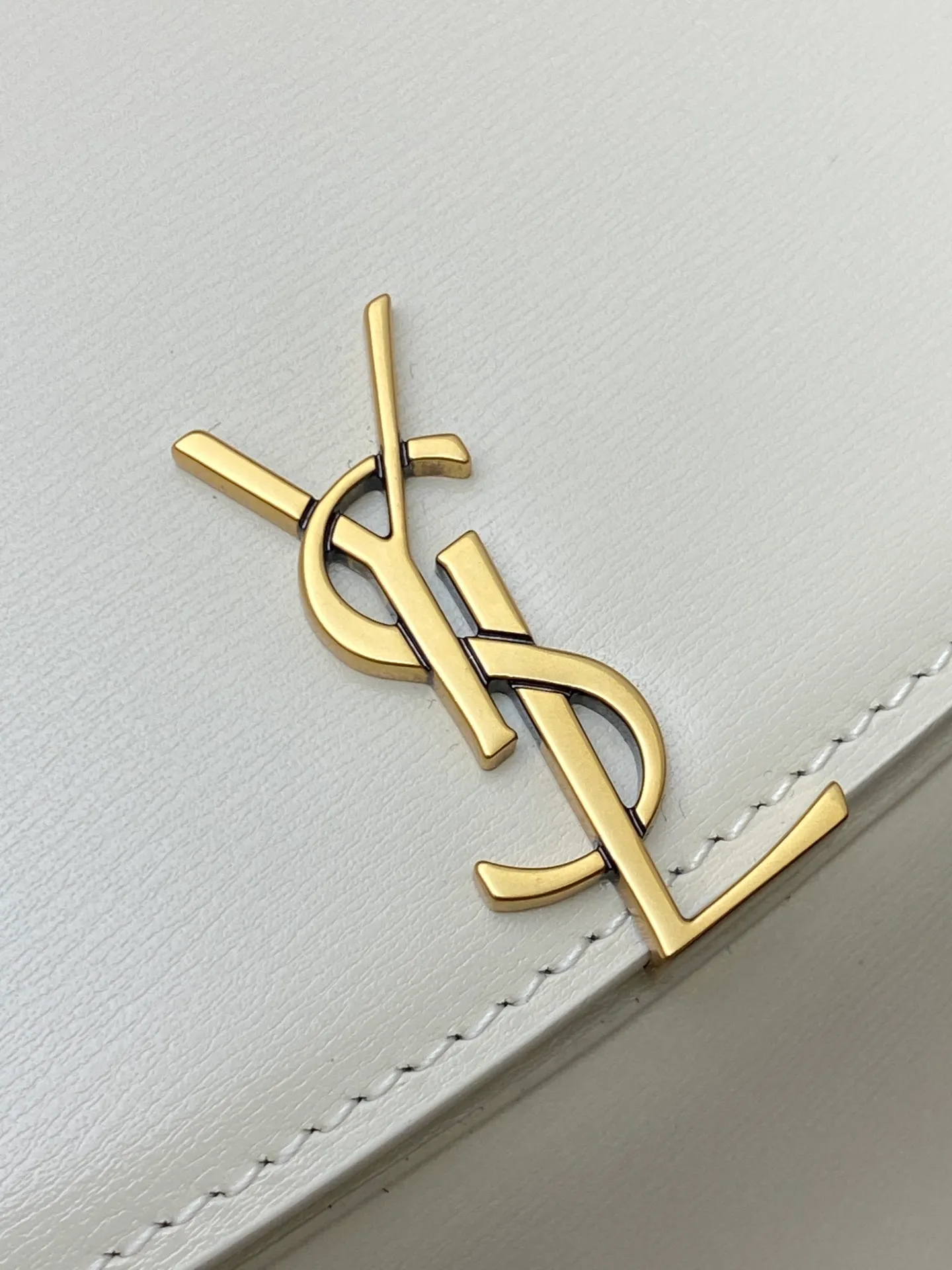 💰1500 white toothpick pattern/antique gold 🌈𝙑𝙊𝙇𝙏𝘼𝙄𝙍𝙀 𝘽𝙊𝙓 The new Voltaire armpit/saddle bag~is a bright new star in the fashion industry! This bag perfectly combines the fashion of an underarm bag with the unique shape of a saddle bag, presenting a unique charm. Its Cassandra hardware opening and closing design is unique, not only showing a luxurious texture, but also adding practicality. The calfskin material is delicate and soft, and feels great to the touch, showing its high quality! This modern style handbag has a flat pocket inside and an adjustable handle, making it suitable for hand or shoulder carry! The shoulder strap is adjustable, giving you a variety of different carrying methods. Whether it is carried on the shoulder, cross-body or hand-held, it can be easily controlled to meet your needs in various occasions👑20240750 Model: 800846 [original leather] Size: 17.5x21x8cm