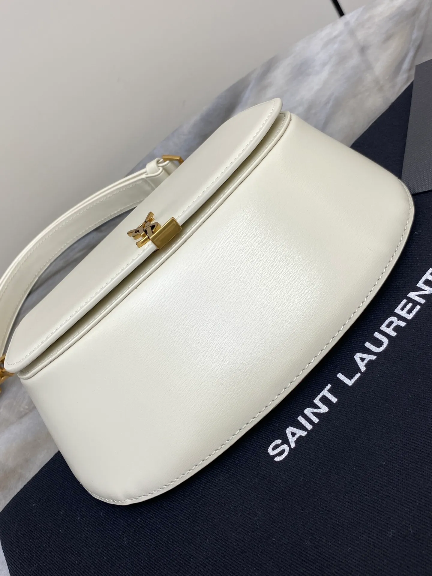 💰1500 white toothpick pattern/antique gold 🌈𝙑𝙊𝙇𝙏𝘼𝙄𝙍𝙀 𝘽𝙊𝙓 The new Voltaire armpit/saddle bag~is a bright new star in the fashion industry! This bag perfectly combines the fashion of an underarm bag with the unique shape of a saddle bag, presenting a unique charm. Its Cassandra hardware opening and closing design is unique, not only showing a luxurious texture, but also adding practicality. The calfskin material is delicate and soft, and feels great to the touch, showing its high quality! This modern style handbag has a flat pocket inside and an adjustable handle, making it suitable for hand or shoulder carry! The shoulder strap is adjustable, giving you a variety of different carrying methods. Whether it is carried on the shoulder, cross-body or hand-held, it can be easily controlled to meet your needs in various occasions👑20240750 Model: 800846 [original leather] Size: 17.5x21x8cm