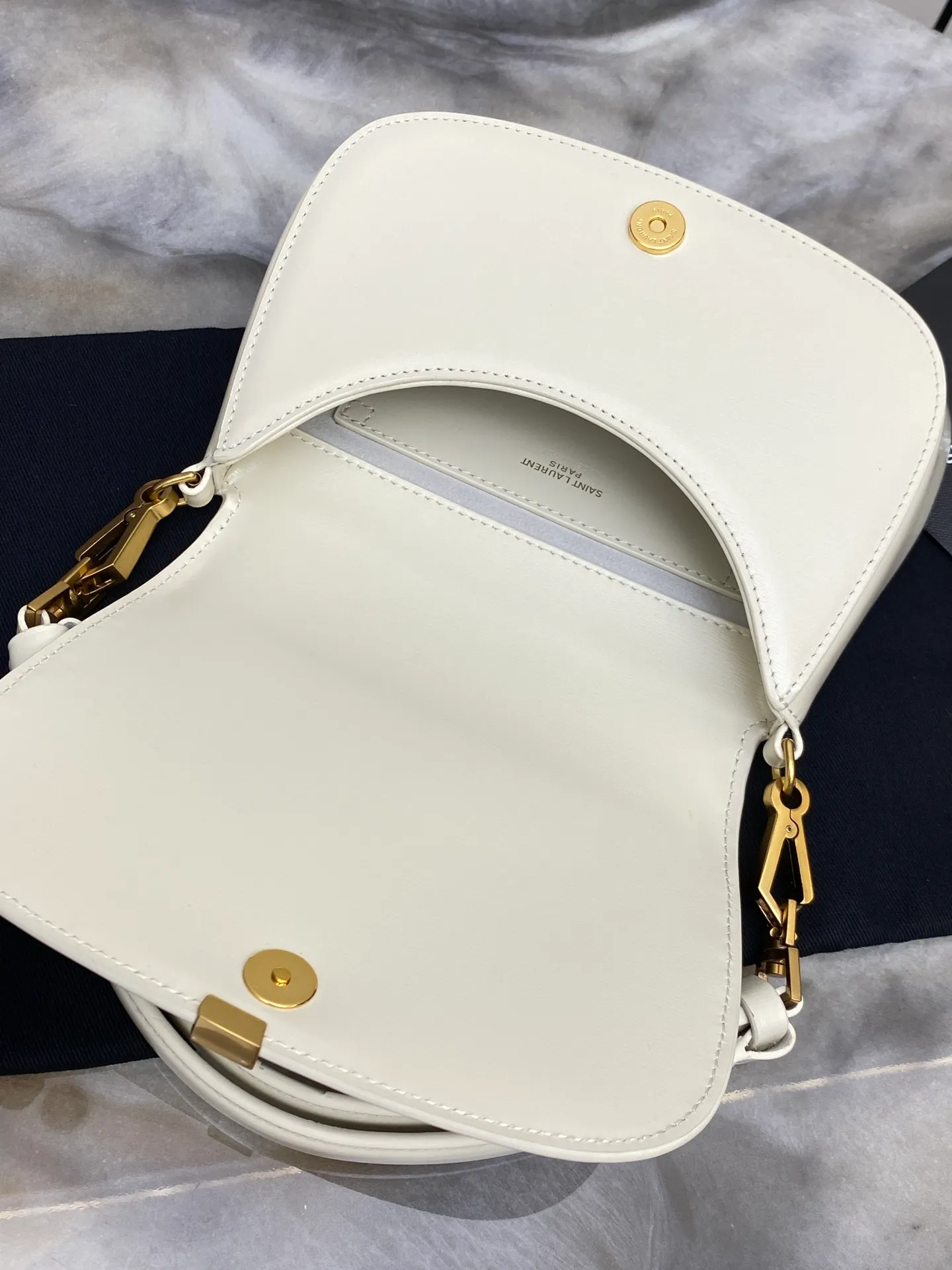 💰1500 white toothpick pattern/antique gold 🌈𝙑𝙊𝙇𝙏𝘼𝙄𝙍𝙀 𝘽𝙊𝙓 The new Voltaire armpit/saddle bag~is a bright new star in the fashion industry! This bag perfectly combines the fashion of an underarm bag with the unique shape of a saddle bag, presenting a unique charm. Its Cassandra hardware opening and closing design is unique, not only showing a luxurious texture, but also adding practicality. The calfskin material is delicate and soft, and feels great to the touch, showing its high quality! This modern style handbag has a flat pocket inside and an adjustable handle, making it suitable for hand or shoulder carry! The shoulder strap is adjustable, giving you a variety of different carrying methods. Whether it is carried on the shoulder, cross-body or hand-held, it can be easily controlled to meet your needs in various occasions👑20240750 Model: 800846 [original leather] Size: 17.5x21x8cm