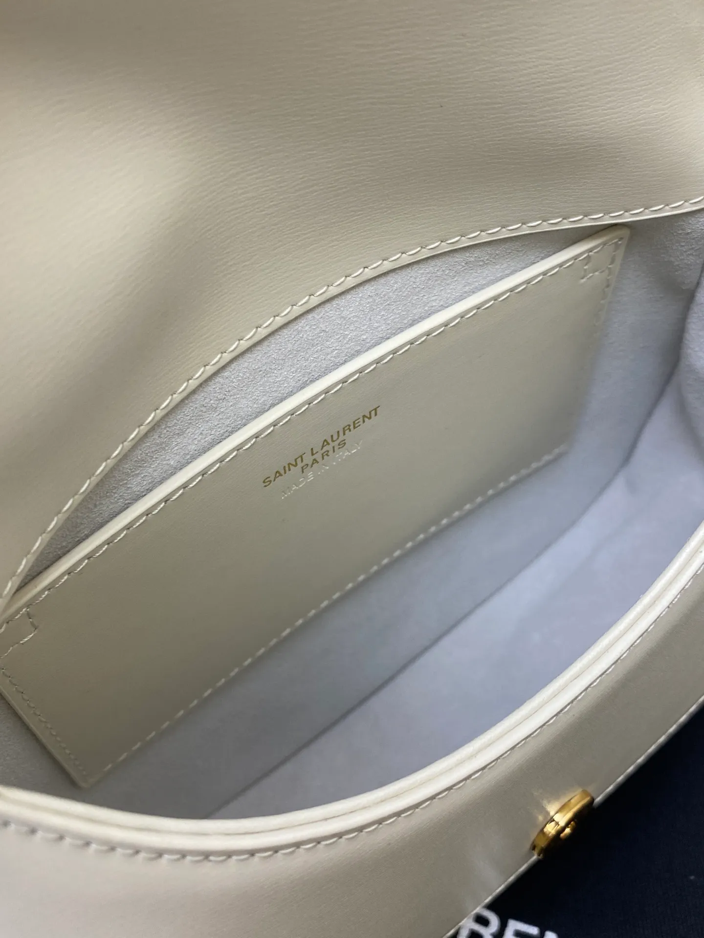 💰1500 white toothpick pattern/antique gold 🌈𝙑𝙊𝙇𝙏𝘼𝙄𝙍𝙀 𝘽𝙊𝙓 The new Voltaire armpit/saddle bag~is a bright new star in the fashion industry! This bag perfectly combines the fashion of an underarm bag with the unique shape of a saddle bag, presenting a unique charm. Its Cassandra hardware opening and closing design is unique, not only showing a luxurious texture, but also adding practicality. The calfskin material is delicate and soft, and feels great to the touch, showing its high quality! This modern style handbag has a flat pocket inside and an adjustable handle, making it suitable for hand or shoulder carry! The shoulder strap is adjustable, giving you a variety of different carrying methods. Whether it is carried on the shoulder, cross-body or hand-held, it can be easily controlled to meet your needs in various occasions👑20240750 Model: 800846 [original leather] Size: 17.5x21x8cm