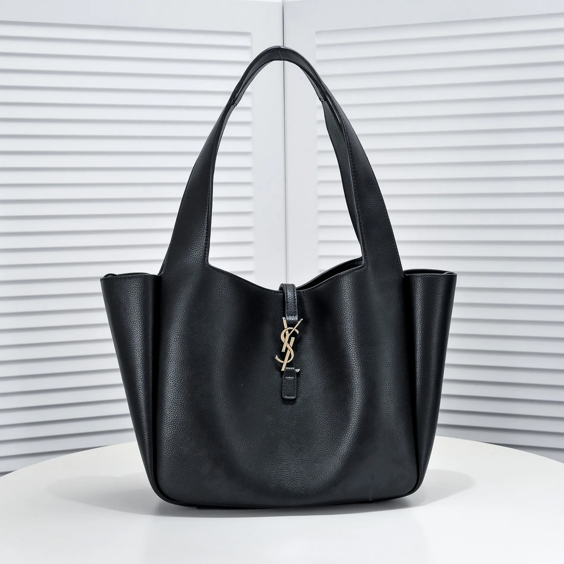 💰500￥106 Autumn and Winter Hot Style🔥🔥 YSL's latest Bea tote bag🔥 The whole street is lazy and casual, French style, neat and generous, full screen simple and high-end texture, internal design double compartment zipper, large capacity, unexpectedly light and practical, deformable design, dual-use in one bag Material: imported cowhide Size: 32-28-14cm Style number: 8027