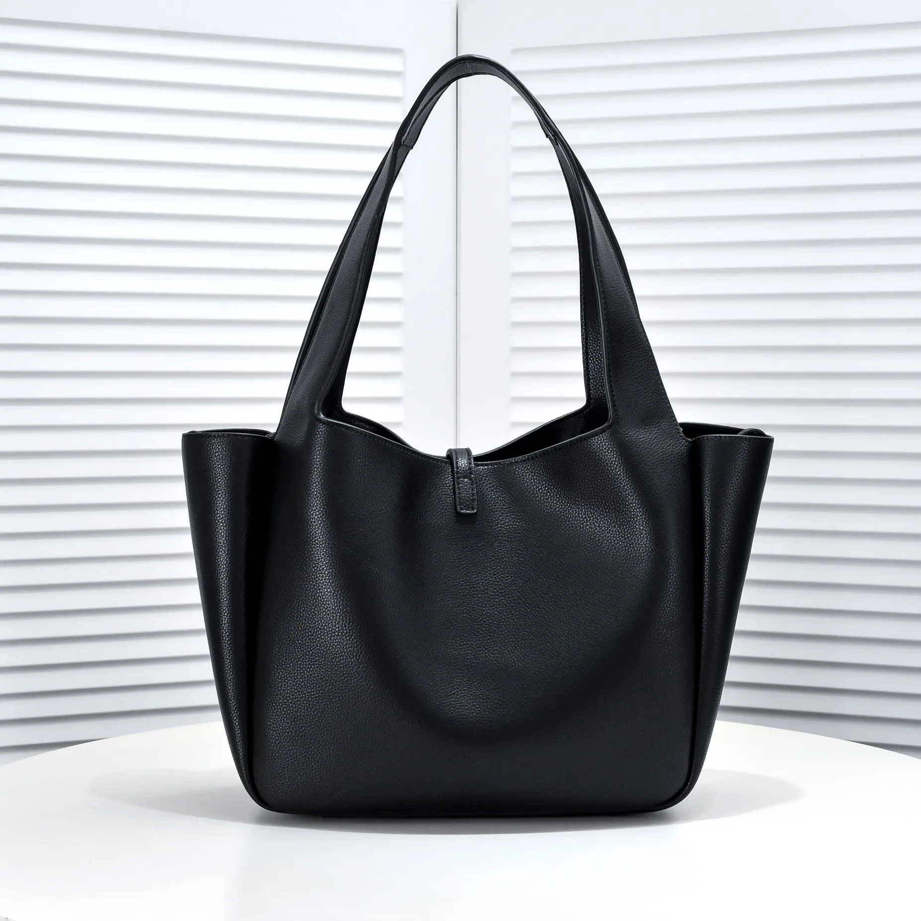 💰500￥106 Autumn and Winter Hot Style🔥🔥 YSL's latest Bea tote bag🔥 The whole street is lazy and casual, French style, neat and generous, full screen simple and high-end texture, internal design double compartment zipper, large capacity, unexpectedly light and practical, deformable design, dual-use in one bag Material: imported cowhide Size: 32-28-14cm Style number: 8027