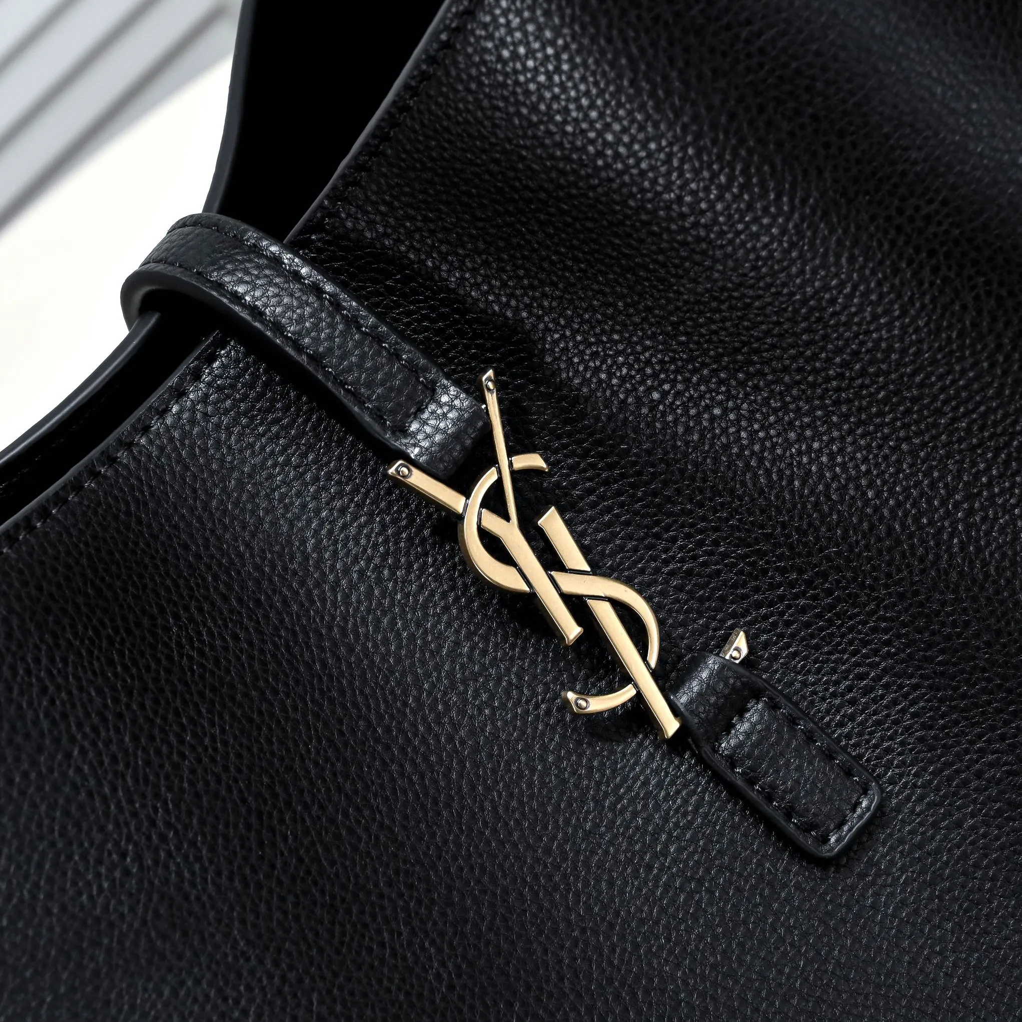 💰500￥106 Autumn and Winter Hot Style🔥🔥 YSL's latest Bea tote bag🔥 The whole street is lazy and casual, French style, neat and generous, full screen simple and high-end texture, internal design double compartment zipper, large capacity, unexpectedly light and practical, deformable design, dual-use in one bag Material: imported cowhide Size: 32-28-14cm Style number: 8027