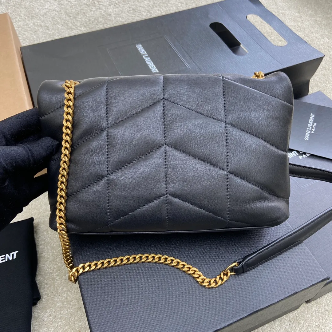 Black sheepskin/antique gold hardware 🌈Super popular LOULOU PUFFER small quilted lambskin bag🐏 Made of original genuine leather, soft and delicate to the touch. The bag has an inner zipper pocket for mobile phones and valuables, and a card slot for cards. In addition, there are no extra inner pockets, small and exquisite 👍20210700 Size: 23*15.5*5.8cm Model: 620333 [original leather]