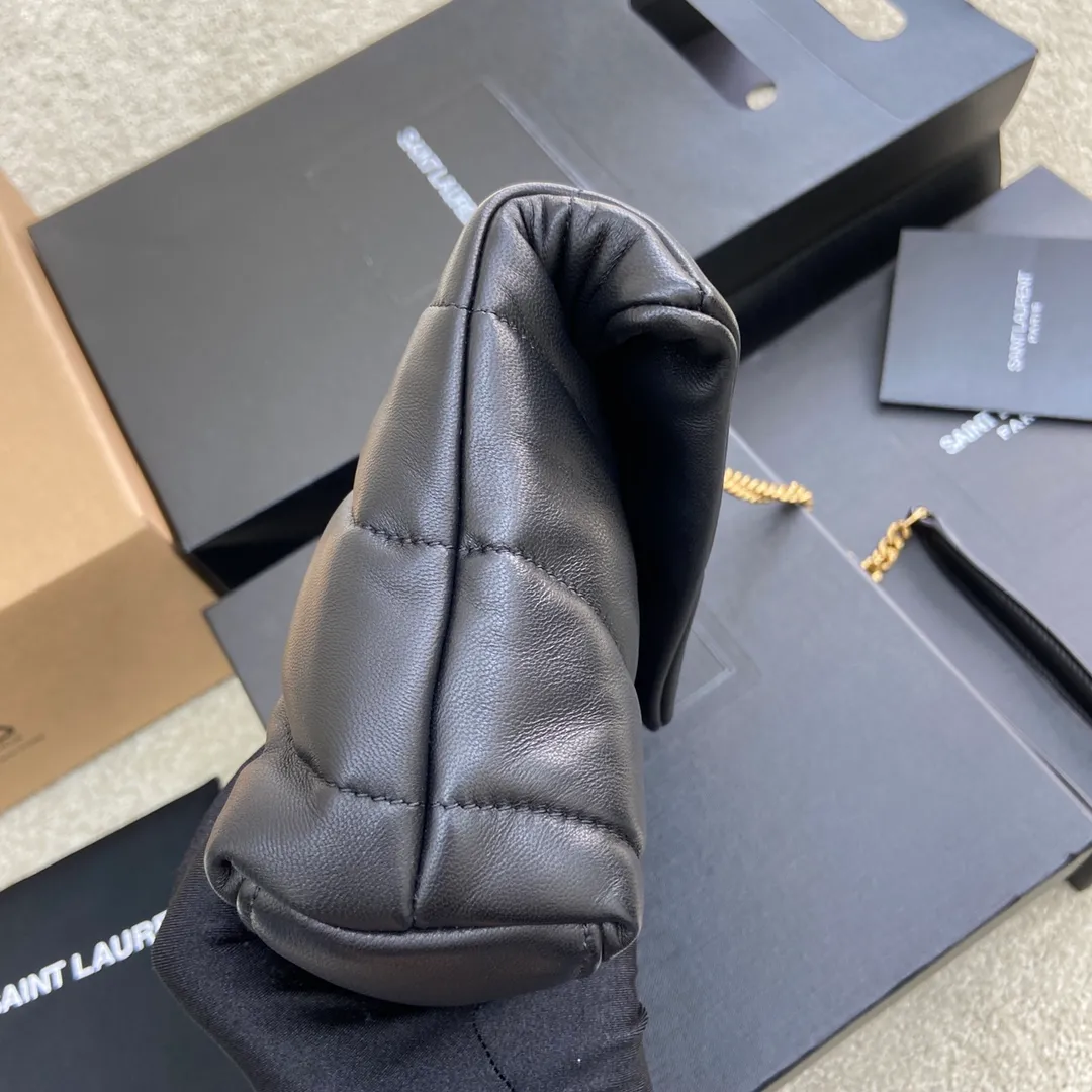 Black sheepskin/antique gold hardware 🌈Super popular LOULOU PUFFER small quilted lambskin bag🐏 Made of original genuine leather, soft and delicate to the touch. The bag has an inner zipper pocket for mobile phones and valuables, and a card slot for cards. In addition, there are no extra inner pockets, small and exquisite 👍20210700 Size: 23*15.5*5.8cm Model: 620333 [original leather]