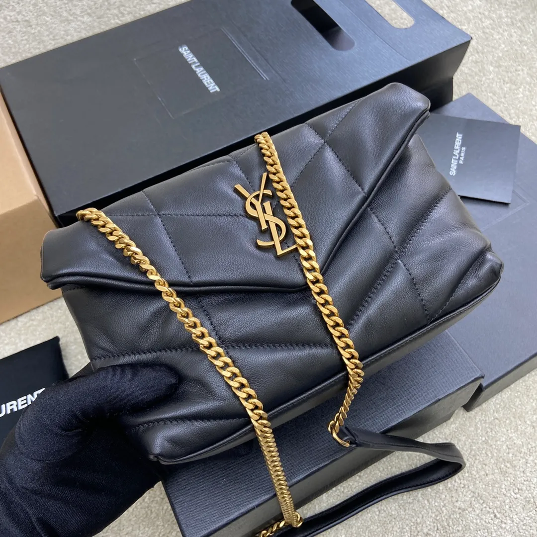 Black sheepskin/antique gold hardware 🌈Super popular LOULOU PUFFER small quilted lambskin bag🐏 Made of original genuine leather, soft and delicate to the touch. The bag has an inner zipper pocket for mobile phones and valuables, and a card slot for cards. In addition, there are no extra inner pockets, small and exquisite 👍20210700 Size: 23*15.5*5.8cm Model: 620333 [original leather]