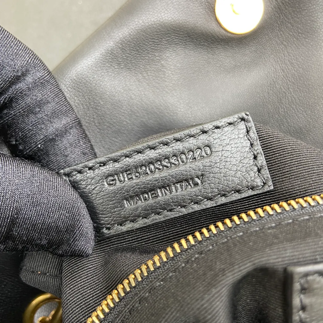 Black sheepskin/antique gold hardware 🌈Super popular LOULOU PUFFER small quilted lambskin bag🐏 Made of original genuine leather, soft and delicate to the touch. The bag has an inner zipper pocket for mobile phones and valuables, and a card slot for cards. In addition, there are no extra inner pockets, small and exquisite 👍20210700 Size: 23*15.5*5.8cm Model: 620333 [original leather]