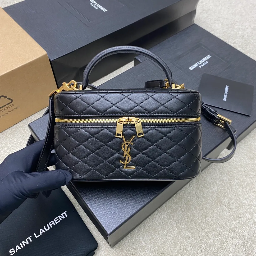 💰1300 black sheepskin/gold 🌈The latest hot style𝙈𝙞𝙣𝙞Sheep leather shoulder strap clutch cosmetic bag has arrived! Wraparound zippered clutch featuring 𝙇𝙀 𝘾𝘼𝙎𝙎𝘼𝙉𝘿𝙍𝙀 and diamond quilted overlock seams, sheepskin lining, bronze hardware zip closure with a card slot, this versatile piece features leather top handles and an adjustable removable shoulder strap that can be worn over the shoulder or crossbody! 20240650 Model: 766731 [original leather] Size: 18×11×6.5𝙘𝙢