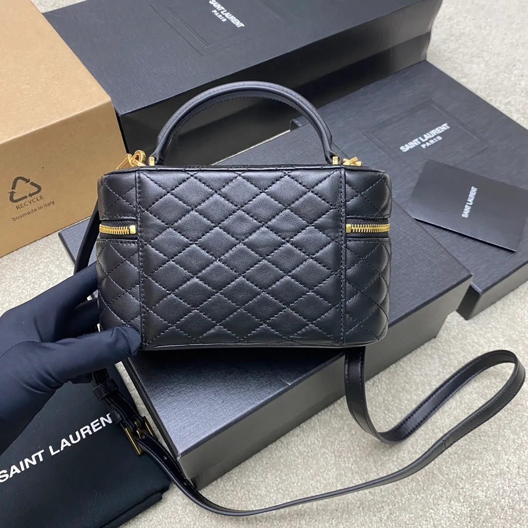 💰1300 black sheepskin/gold 🌈The latest hot style𝙈𝙞𝙣𝙞Sheep leather shoulder strap clutch cosmetic bag has arrived! Wraparound zippered clutch featuring 𝙇𝙀 𝘾𝘼𝙎𝙎𝘼𝙉𝘿𝙍𝙀 and diamond quilted overlock seams, sheepskin lining, bronze hardware zip closure with a card slot, this versatile piece features leather top handles and an adjustable removable shoulder strap that can be worn over the shoulder or crossbody! 20240650 Model: 766731 [original leather] Size: 18×11×6.5𝙘𝙢