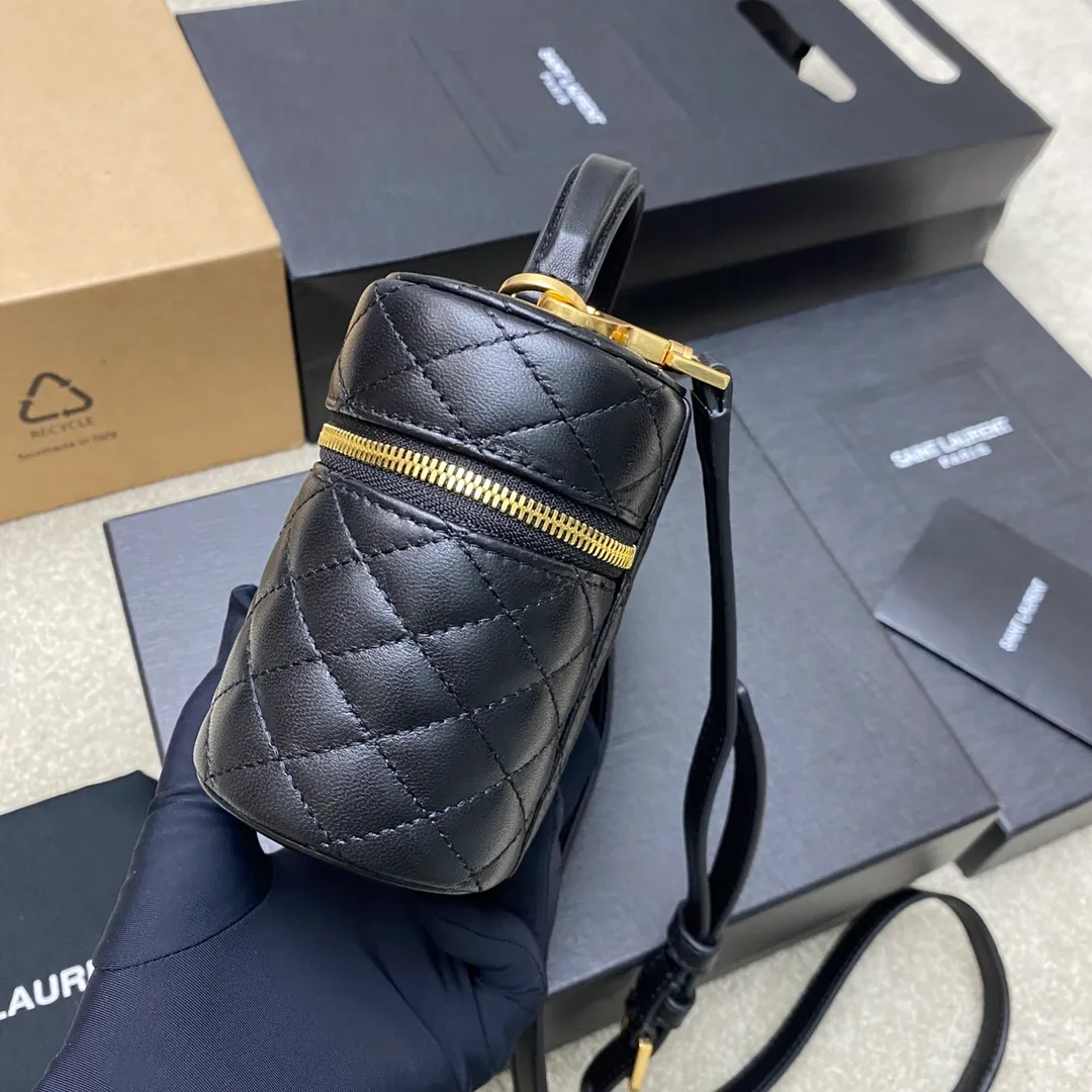 💰1300 black sheepskin/gold 🌈The latest hot style𝙈𝙞𝙣𝙞Sheep leather shoulder strap clutch cosmetic bag has arrived! Wraparound zippered clutch featuring 𝙇𝙀 𝘾𝘼𝙎𝙎𝘼𝙉𝘿𝙍𝙀 and diamond quilted overlock seams, sheepskin lining, bronze hardware zip closure with a card slot, this versatile piece features leather top handles and an adjustable removable shoulder strap that can be worn over the shoulder or crossbody! 20240650 Model: 766731 [original leather] Size: 18×11×6.5𝙘𝙢