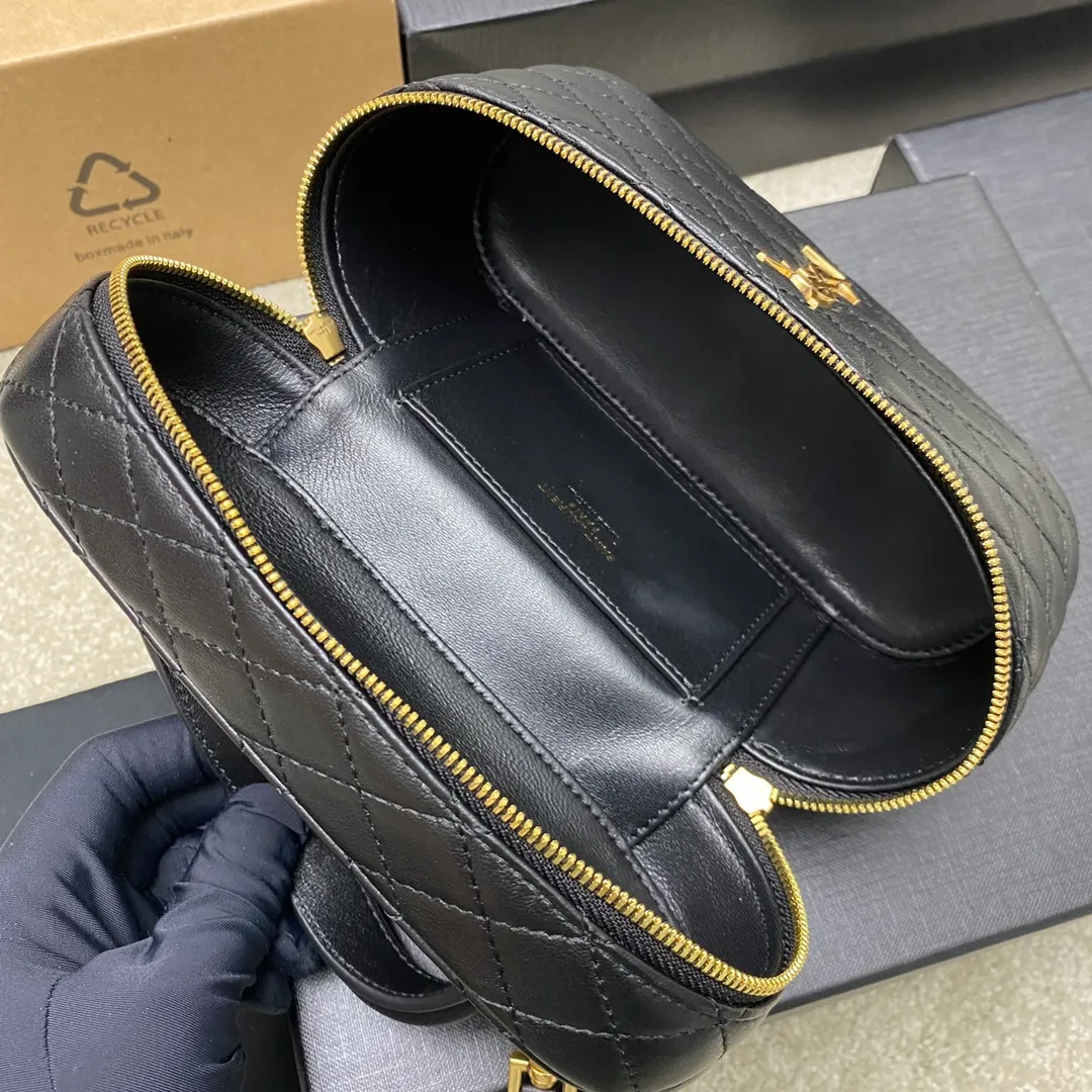 💰1300 black sheepskin/gold 🌈The latest hot style𝙈𝙞𝙣𝙞Sheep leather shoulder strap clutch cosmetic bag has arrived! Wraparound zippered clutch featuring 𝙇𝙀 𝘾𝘼𝙎𝙎𝘼𝙉𝘿𝙍𝙀 and diamond quilted overlock seams, sheepskin lining, bronze hardware zip closure with a card slot, this versatile piece features leather top handles and an adjustable removable shoulder strap that can be worn over the shoulder or crossbody! 20240650 Model: 766731 [original leather] Size: 18×11×6.5𝙘𝙢