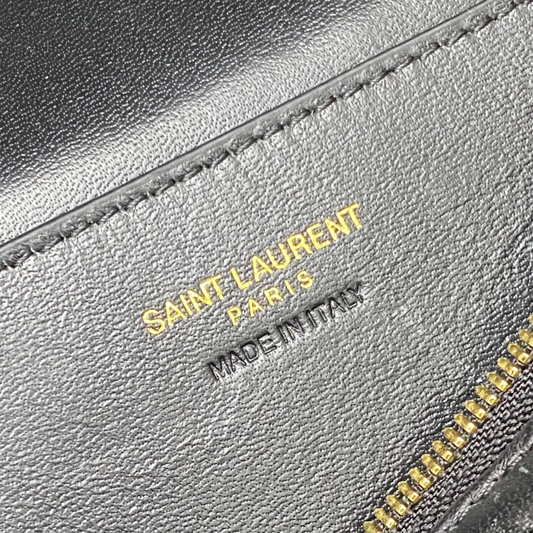 💰1300 black sheepskin/gold 🌈The latest hot style𝙈𝙞𝙣𝙞Sheep leather shoulder strap clutch cosmetic bag has arrived! Wraparound zippered clutch featuring 𝙇𝙀 𝘾𝘼𝙎𝙎𝘼𝙉𝘿𝙍𝙀 and diamond quilted overlock seams, sheepskin lining, bronze hardware zip closure with a card slot, this versatile piece features leather top handles and an adjustable removable shoulder strap that can be worn over the shoulder or crossbody! 20240650 Model: 766731 [original leather] Size: 18×11×6.5𝙘𝙢