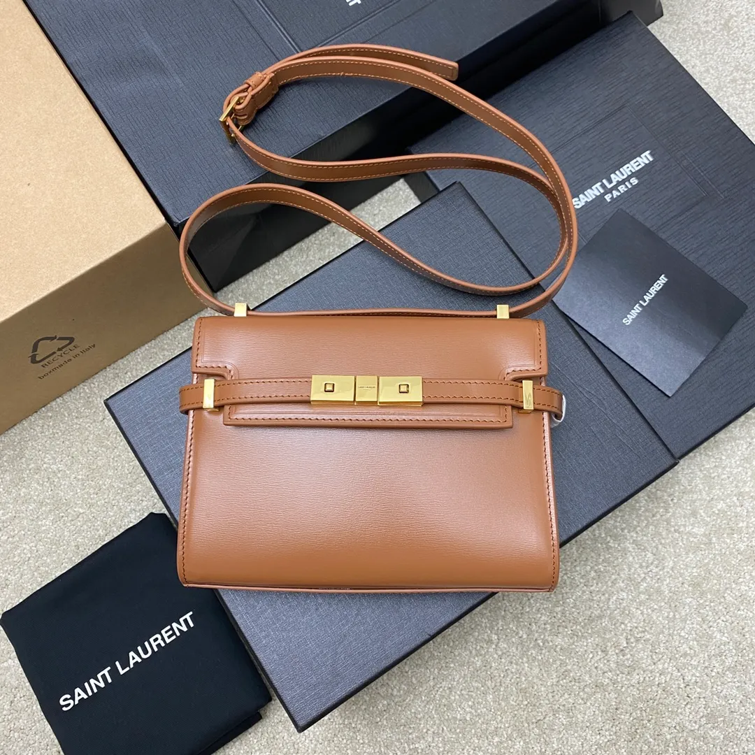 💰1520 brown toothpick pattern/gold 🌈The latest 2023 mini extended shoulder strap clamshell Manhattan stick bag, which has changed the previous classic logo; replaced by a low-key and simple design style, with a retro flavor; a combination of business + leisure; in summary, it is versatile! It can be carried by hand, shouldered or cross-body! The shoulder straps can be adjusted; one bag can be used for multiple purposes; both good looks and strength coexist; the crocodile pattern gives a more high-end feel; it is full of aura when worn on the back! 20230760 Model: 727766 [original leather] Size: 19x14x4cm