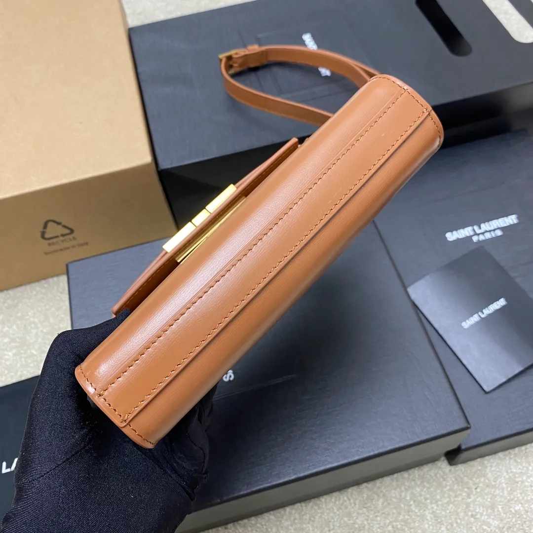 💰1520 brown toothpick pattern/gold 🌈The latest 2023 mini extended shoulder strap clamshell Manhattan stick bag, which has changed the previous classic logo; replaced by a low-key and simple design style, with a retro flavor; a combination of business + leisure; in summary, it is versatile! It can be carried by hand, shouldered or cross-body! The shoulder straps can be adjusted; one bag can be used for multiple purposes; both good looks and strength coexist; the crocodile pattern gives a more high-end feel; it is full of aura when worn on the back! 20230760 Model: 727766 [original leather] Size: 19x14x4cm
