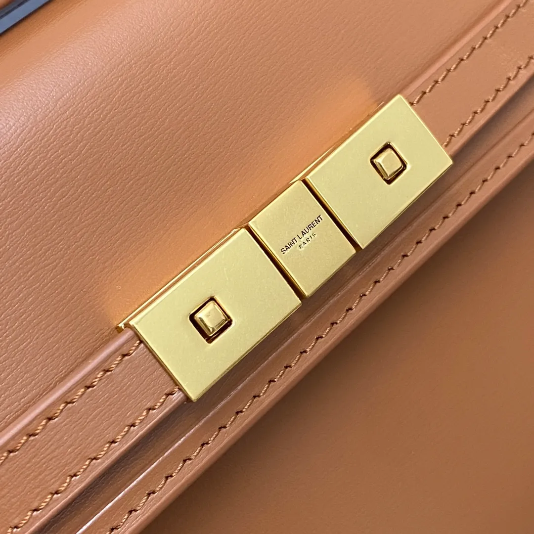 💰1520 brown toothpick pattern/gold 🌈The latest 2023 mini extended shoulder strap clamshell Manhattan stick bag, which has changed the previous classic logo; replaced by a low-key and simple design style, with a retro flavor; a combination of business + leisure; in summary, it is versatile! It can be carried by hand, shouldered or cross-body! The shoulder straps can be adjusted; one bag can be used for multiple purposes; both good looks and strength coexist; the crocodile pattern gives a more high-end feel; it is full of aura when worn on the back! 20230760 Model: 727766 [original leather] Size: 19x14x4cm
