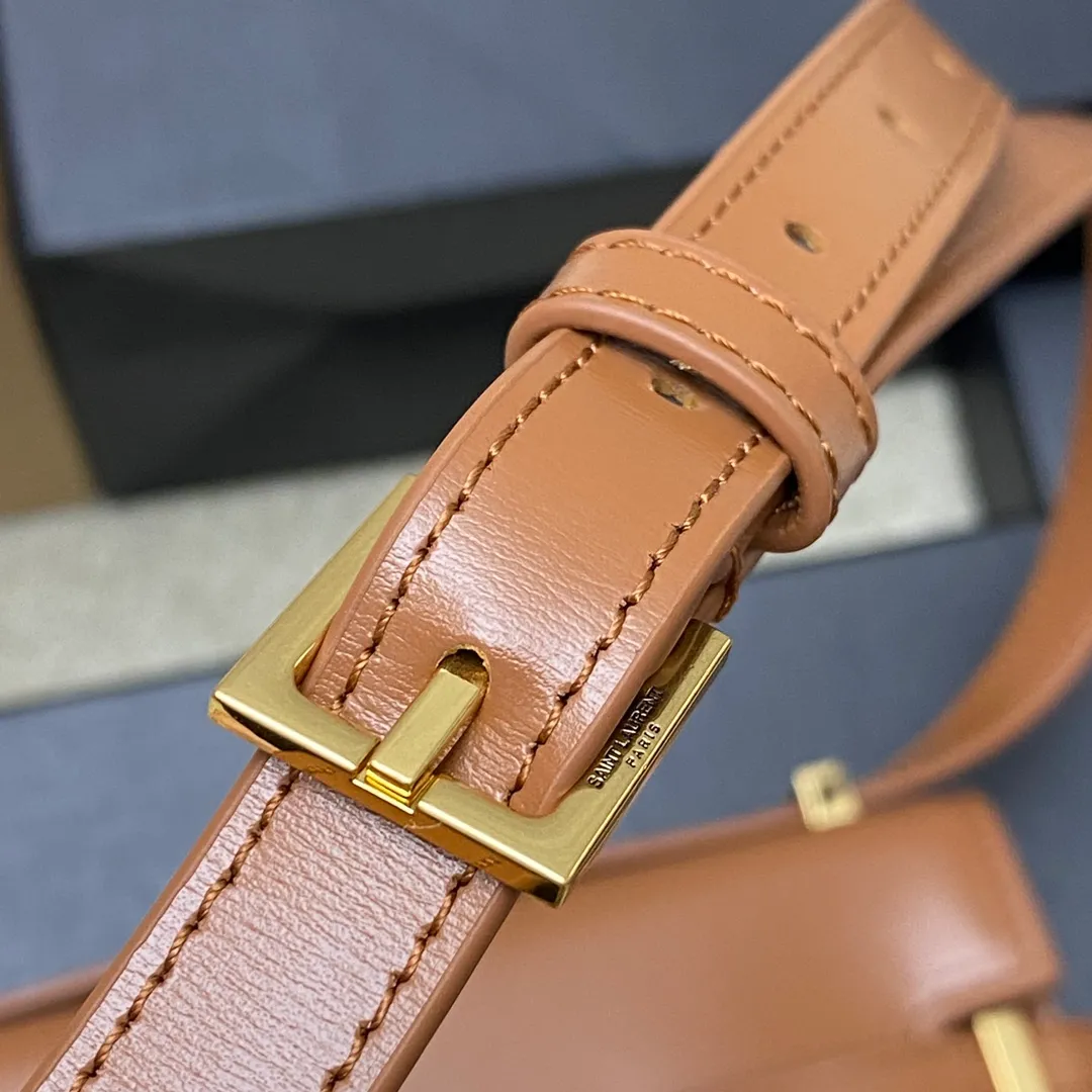 💰1520 brown toothpick pattern/gold 🌈The latest 2023 mini extended shoulder strap clamshell Manhattan stick bag, which has changed the previous classic logo; replaced by a low-key and simple design style, with a retro flavor; a combination of business + leisure; in summary, it is versatile! It can be carried by hand, shouldered or cross-body! The shoulder straps can be adjusted; one bag can be used for multiple purposes; both good looks and strength coexist; the crocodile pattern gives a more high-end feel; it is full of aura when worn on the back! 20230760 Model: 727766 [original leather] Size: 19x14x4cm