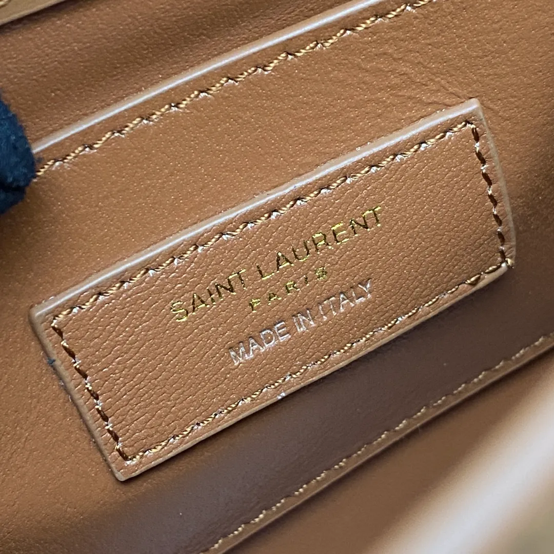 💰1520 brown toothpick pattern/gold 🌈The latest 2023 mini extended shoulder strap clamshell Manhattan stick bag, which has changed the previous classic logo; replaced by a low-key and simple design style, with a retro flavor; a combination of business + leisure; in summary, it is versatile! It can be carried by hand, shouldered or cross-body! The shoulder straps can be adjusted; one bag can be used for multiple purposes; both good looks and strength coexist; the crocodile pattern gives a more high-end feel; it is full of aura when worn on the back! 20230760 Model: 727766 [original leather] Size: 19x14x4cm