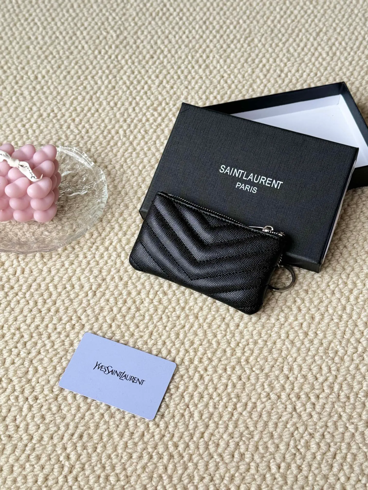 💰140 The first key bag in the ysl series, a V-shaped chain bag, matching key ring, grosgrain lining, and exquisite hardware make this small leather goods particularly good. It can be used as a key bag or coin purse, suitable for men and women. Great for giving as a gift or for personal use! Style number: 438386 Size: 13x7.5x2cm
