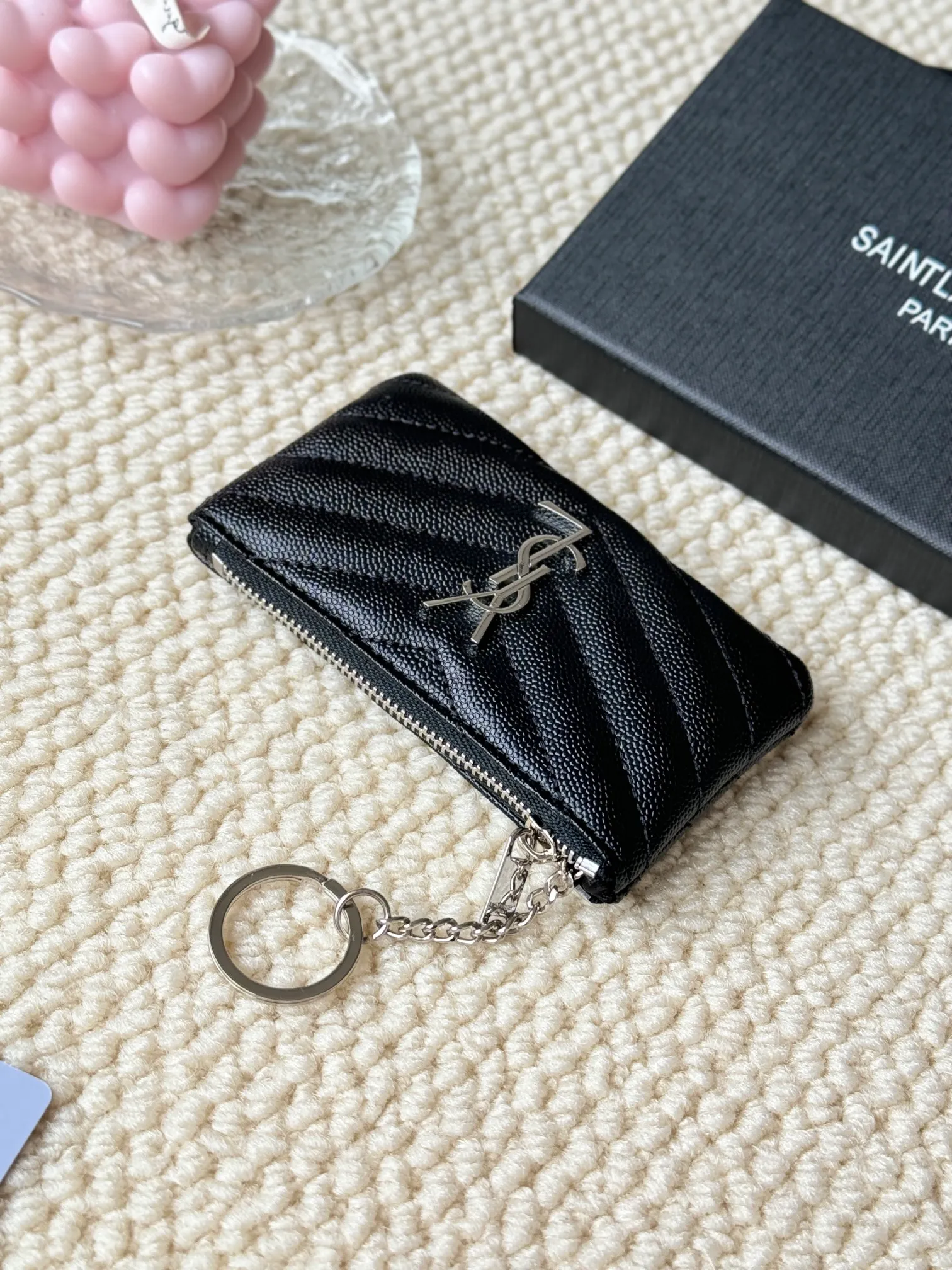 💰140 The first key bag in the ysl series, a V-shaped chain bag, matching key ring, grosgrain lining, and exquisite hardware make this small leather goods particularly good. It can be used as a key bag or coin purse, suitable for men and women. Great for giving as a gift or for personal use! Style number: 438386 Size: 13x7.5x2cm