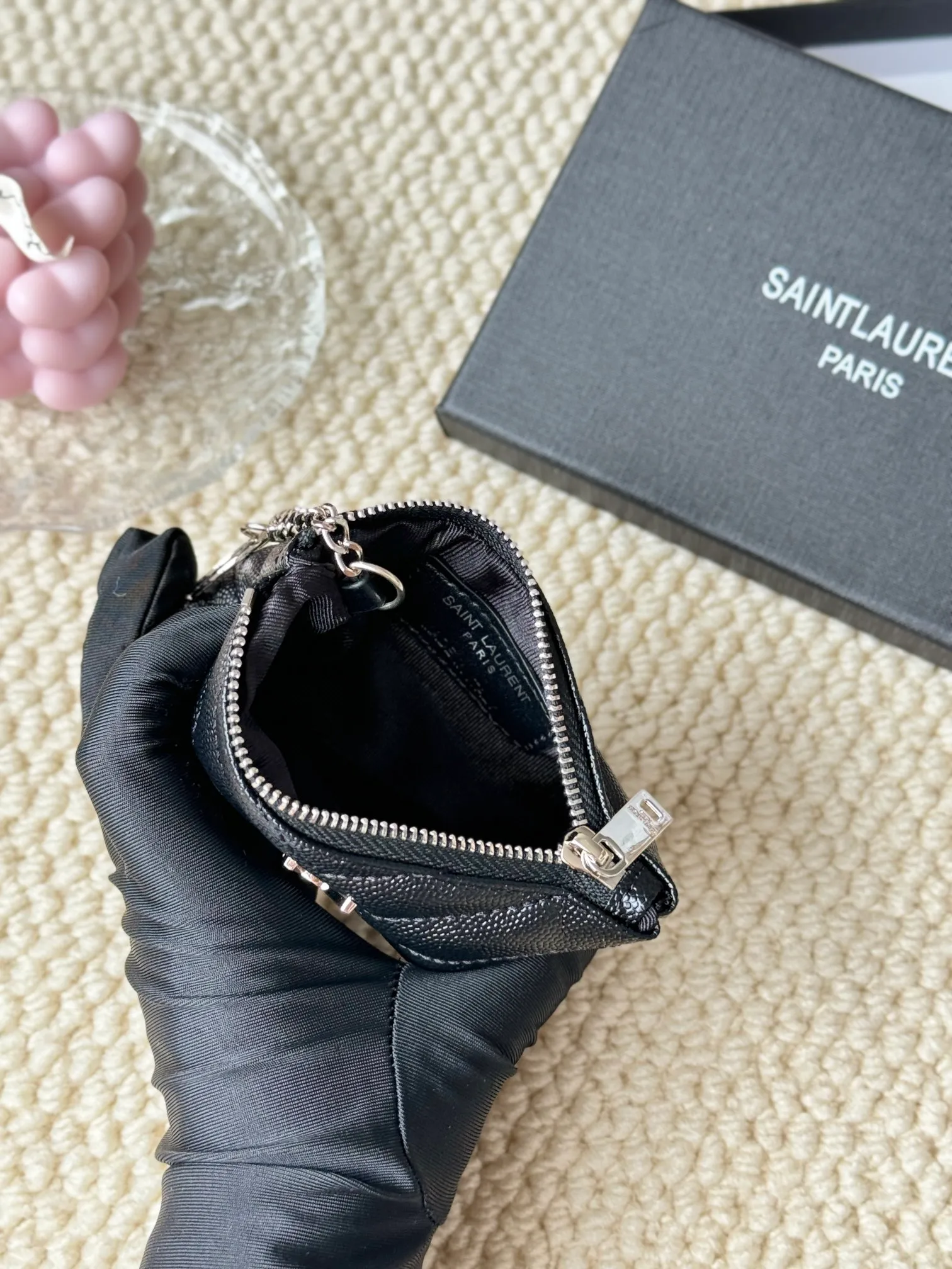 💰140 The first key bag in the ysl series, a V-shaped chain bag, matching key ring, grosgrain lining, and exquisite hardware make this small leather goods particularly good. It can be used as a key bag or coin purse, suitable for men and women. Great for giving as a gift or for personal use! Style number: 438386 Size: 13x7.5x2cm
