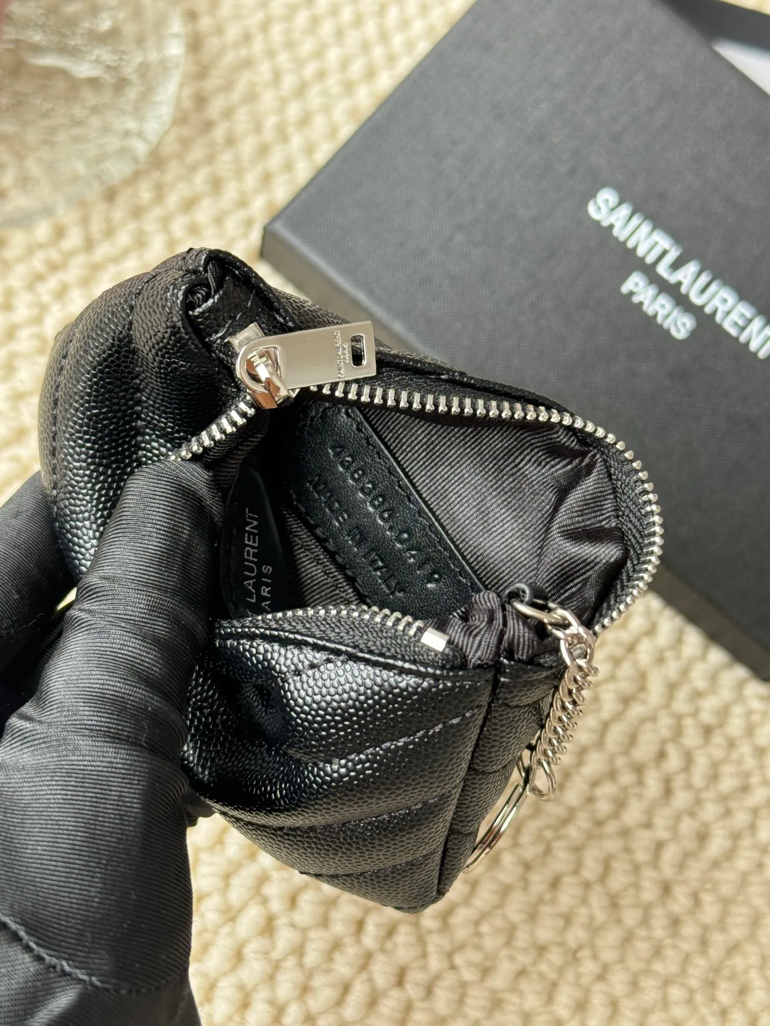 💰140 The first key bag in the ysl series, a V-shaped chain bag, matching key ring, grosgrain lining, and exquisite hardware make this small leather goods particularly good. It can be used as a key bag or coin purse, suitable for men and women. Great for giving as a gift or for personal use! Style number: 438386 Size: 13x7.5x2cm